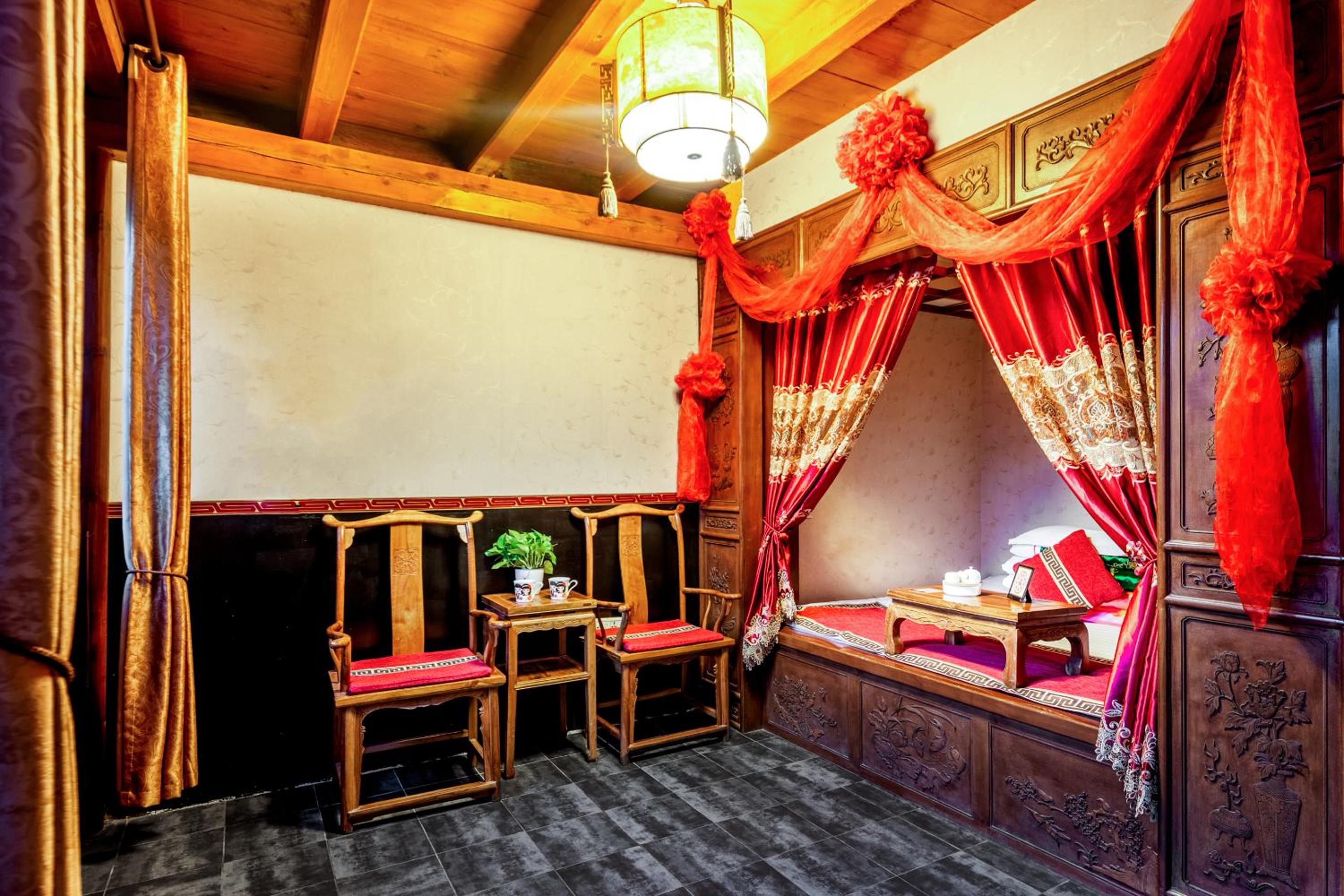Deluxe Room (2 Adults + 1 Child)