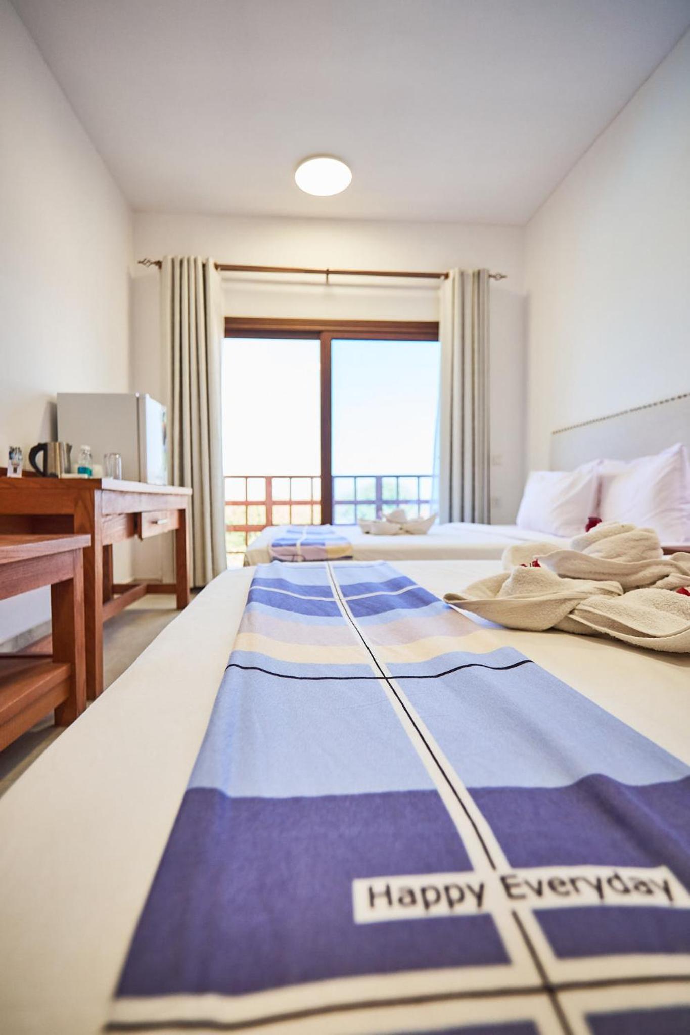 Twin Room with Pool View - Photo 4