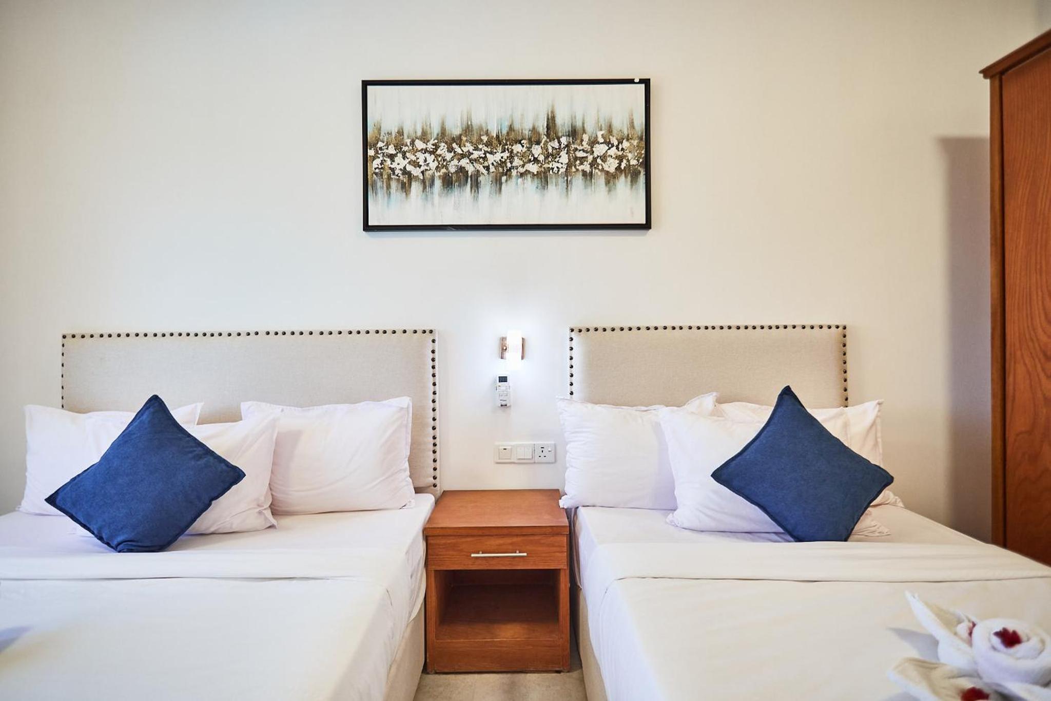 Deluxe Triple Room with Sea View - Photo 5