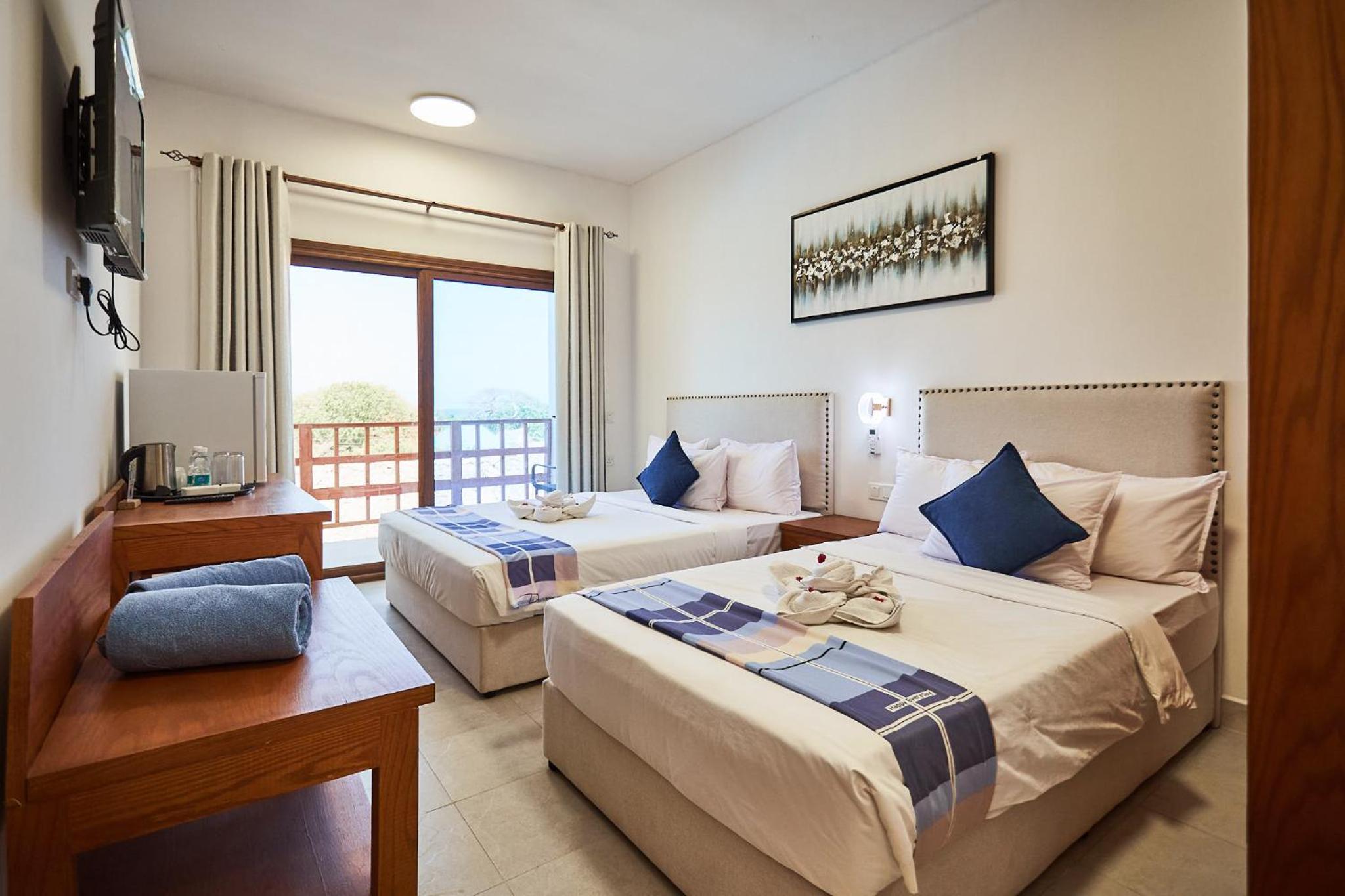 Deluxe Triple Room with Sea View - Photo 4