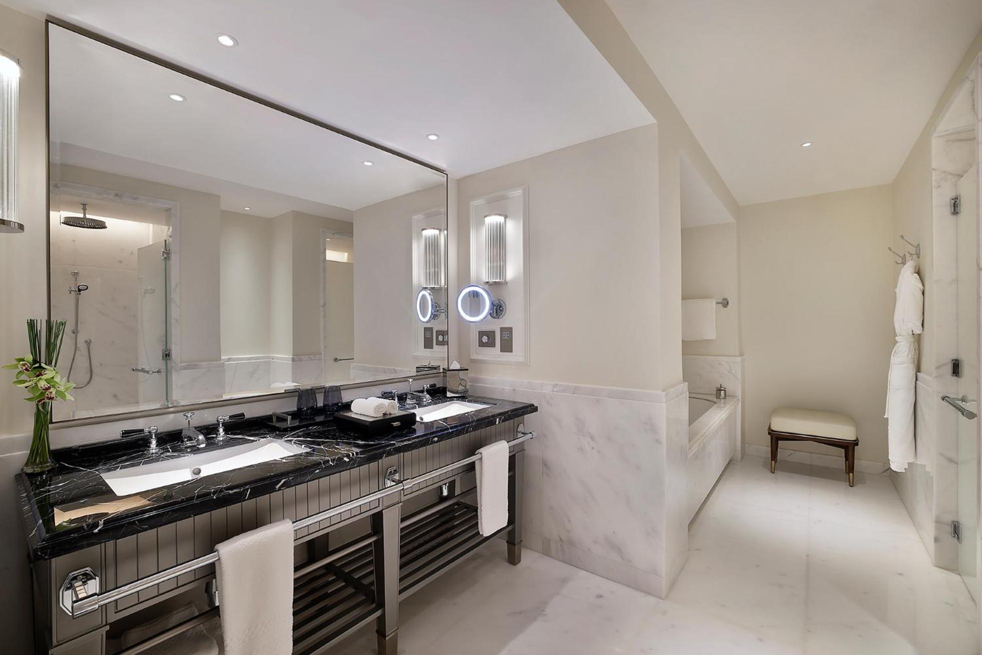 Grand, Club lounge access, Suite, 1 King, Skyline view - Photo 1