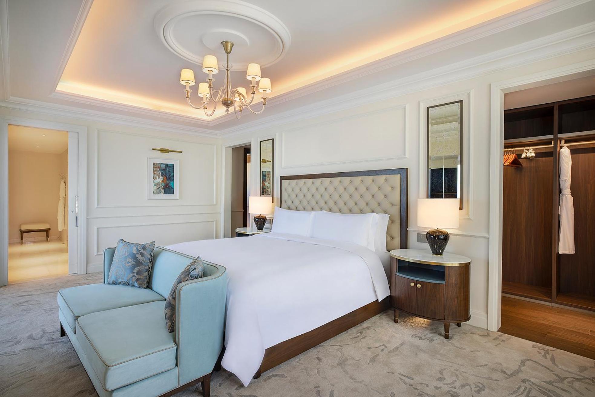 Grand Skyline, Suite, 1 King, Balcony photo 1