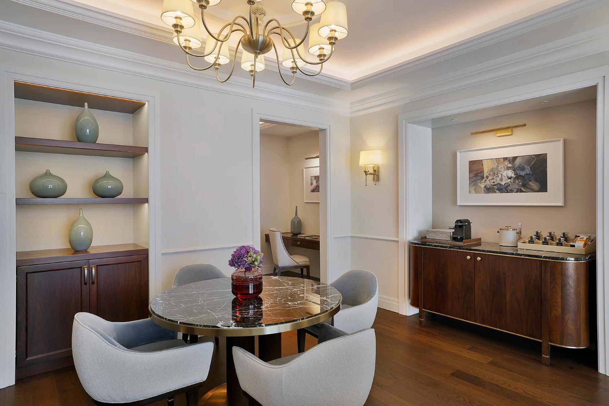 Grand, Club lounge access, Suite, 1 King, Skyline view - Photo 4