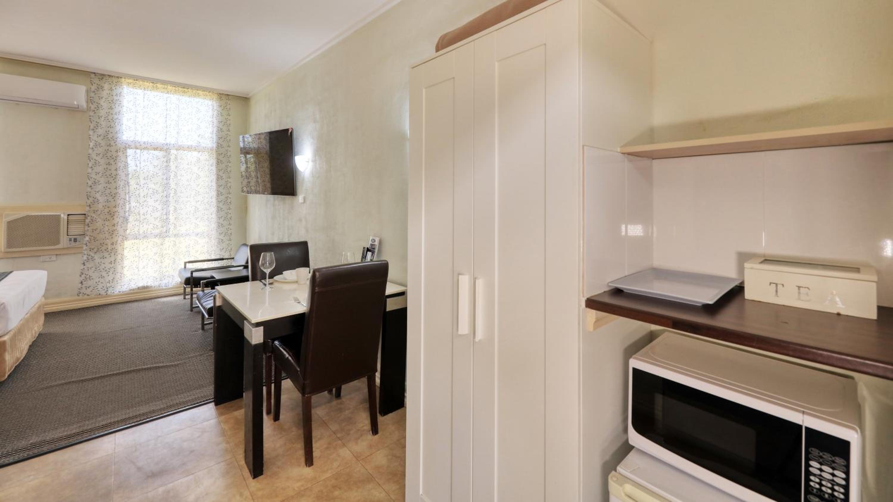 New Economy Queen Room  photo 1