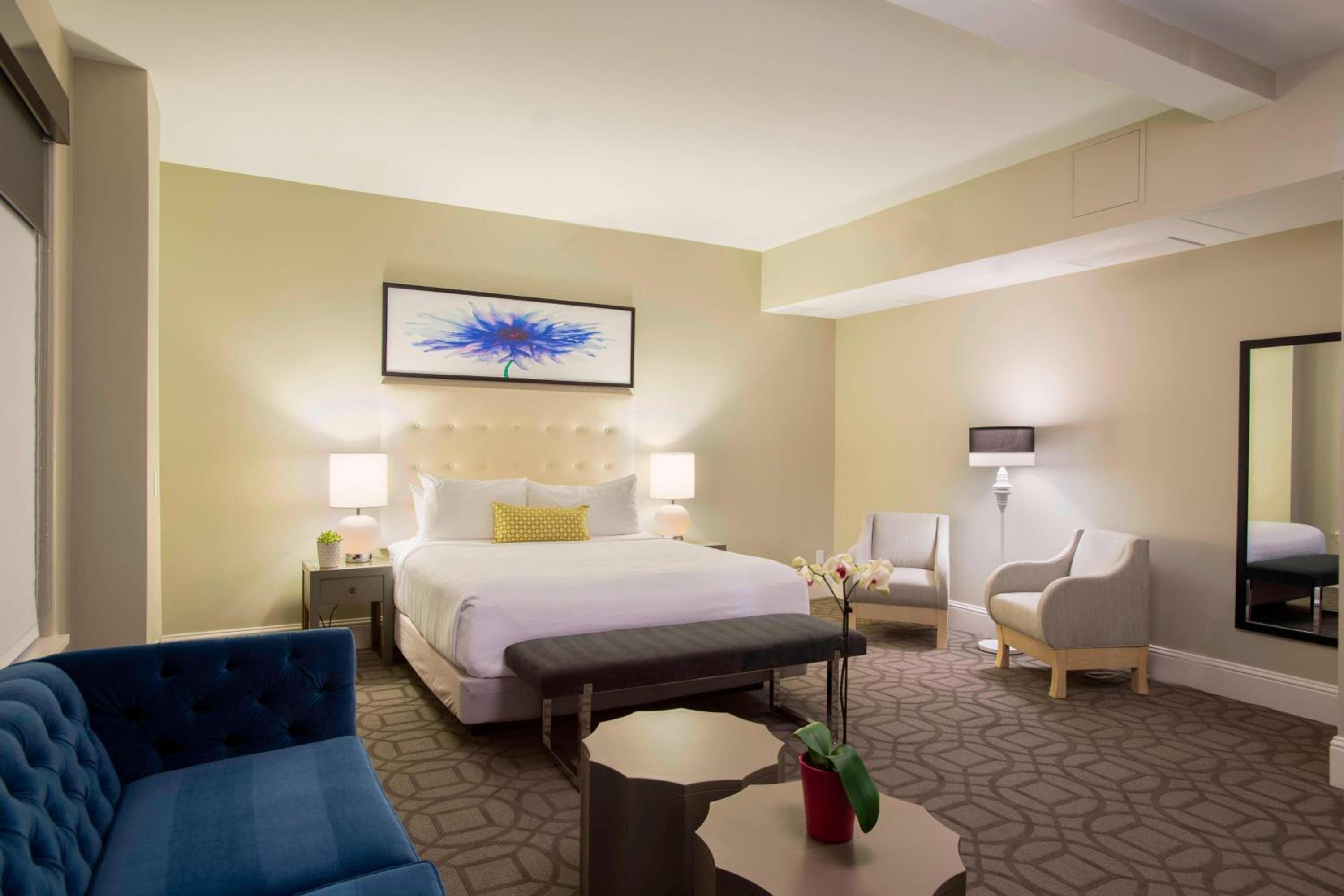 Deluxe Guest Room with One King Bed - Photo 5
