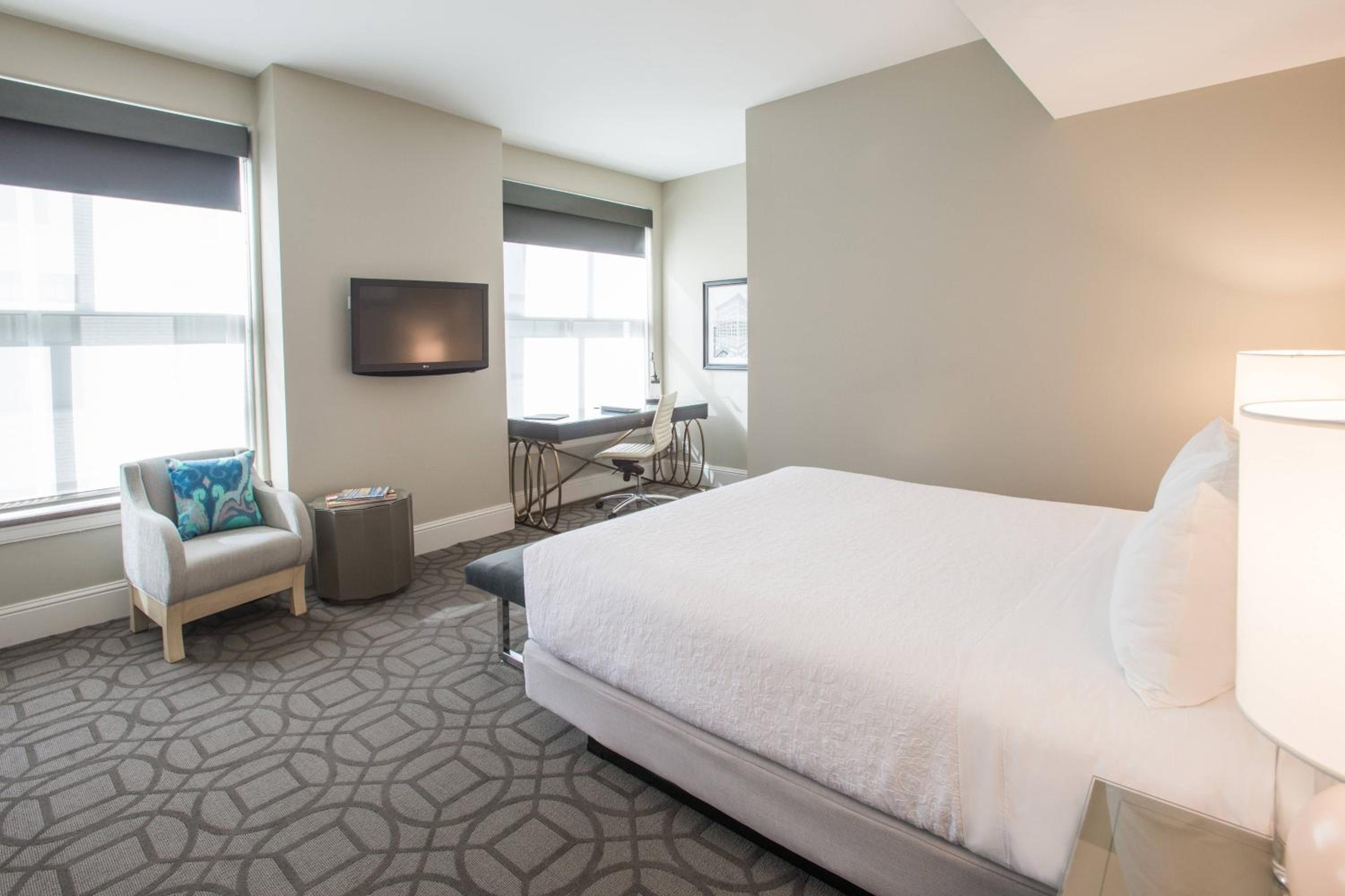 Deluxe Guest Room with One King Bed - Photo 6