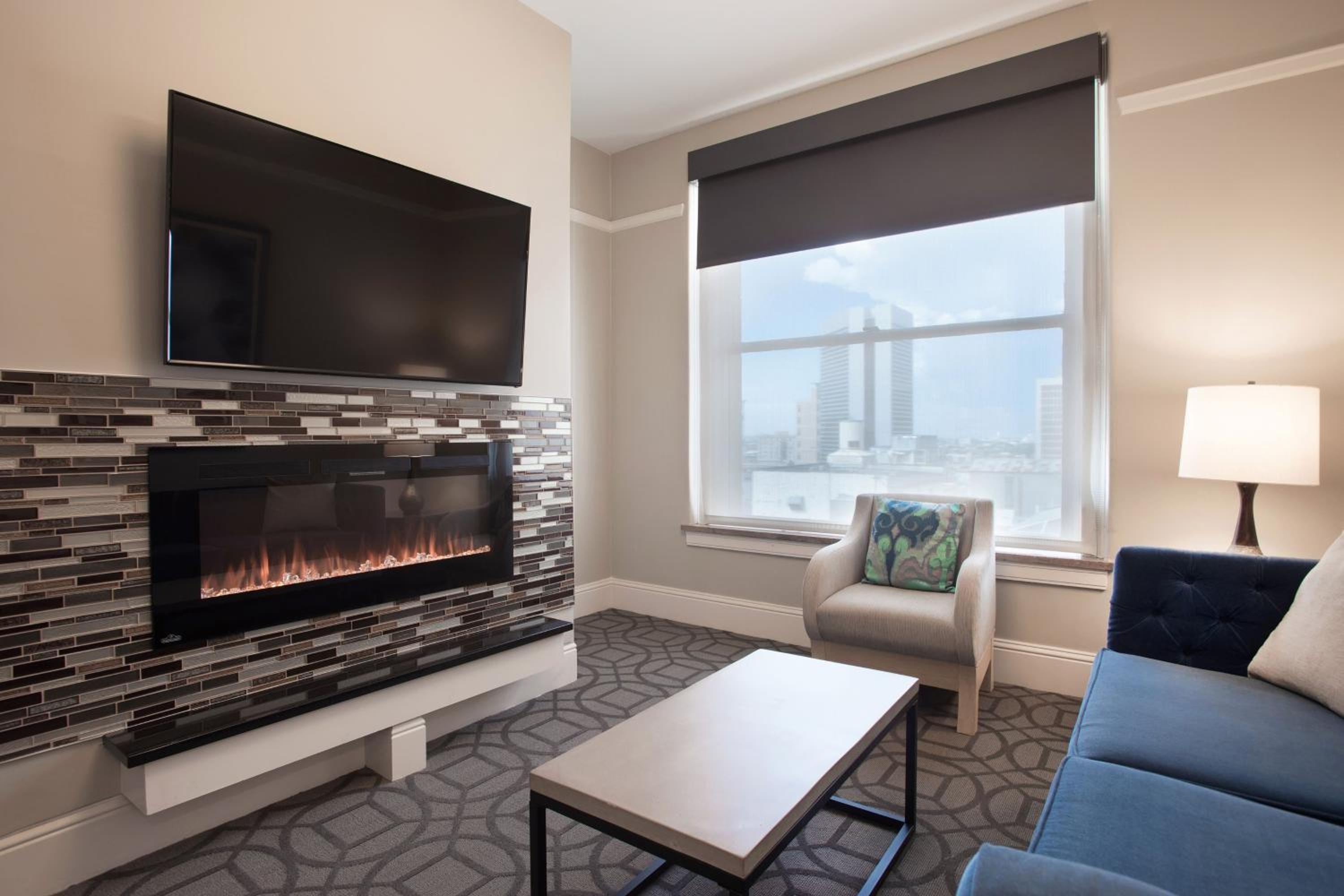 One-Bedroom King Suite with Fireplace - Photo 5