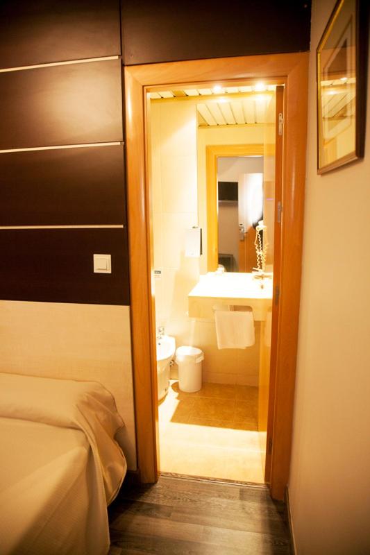 Budget Double Room photo 3