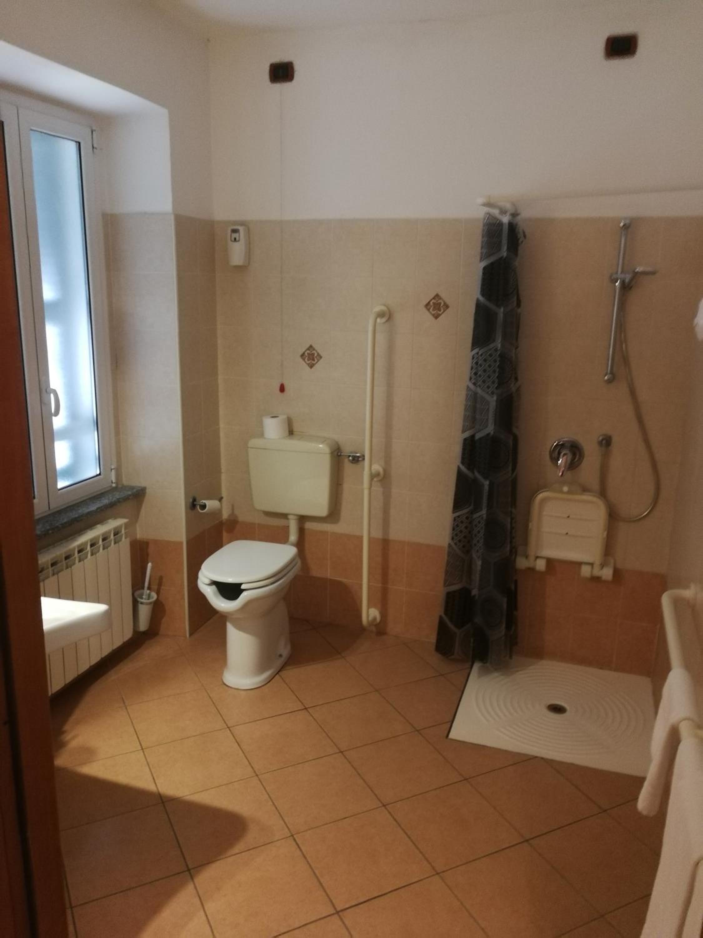 Twin Room - Disability Access photo 2