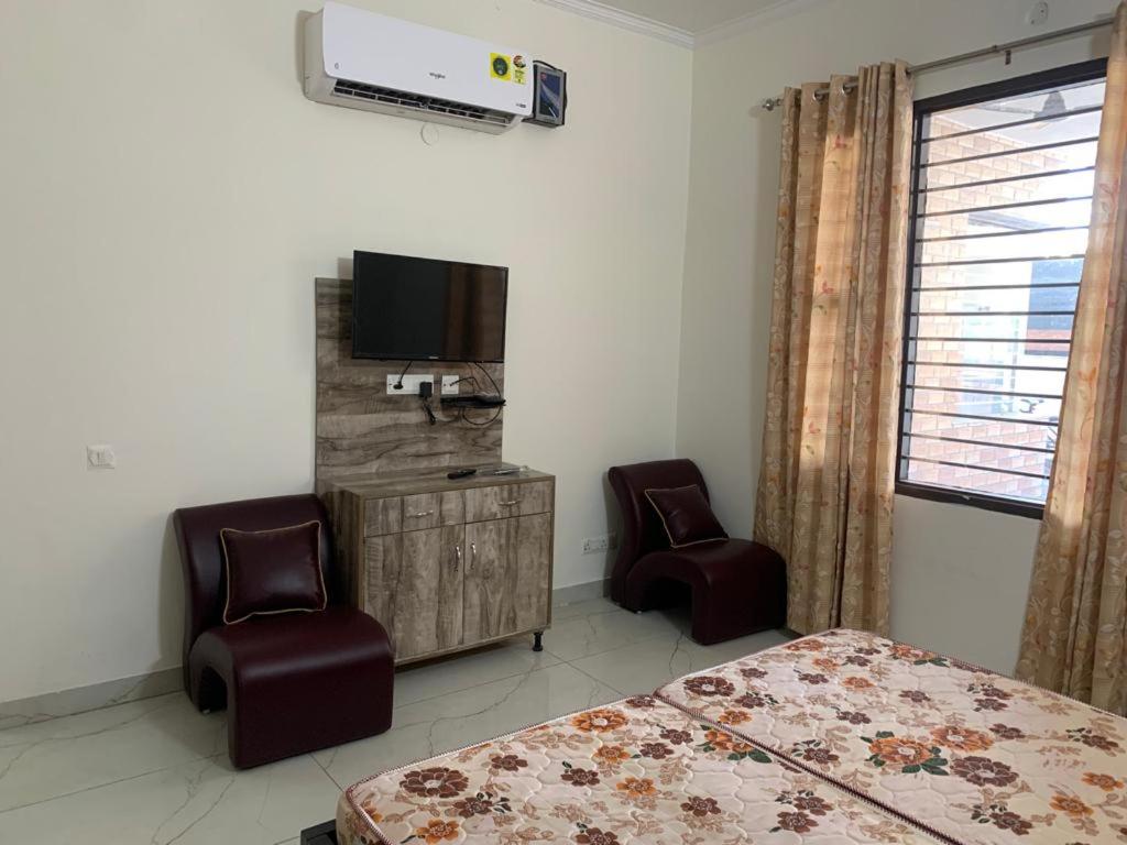 Double Room with Private Bathroom - Photo 2