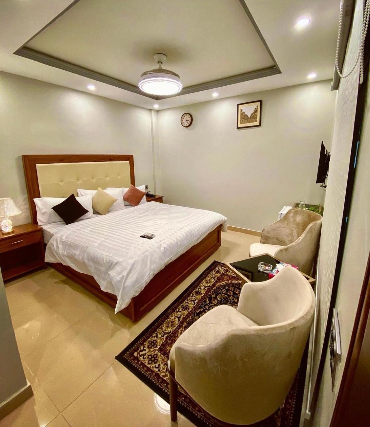 Deluxe King Room photo 3
