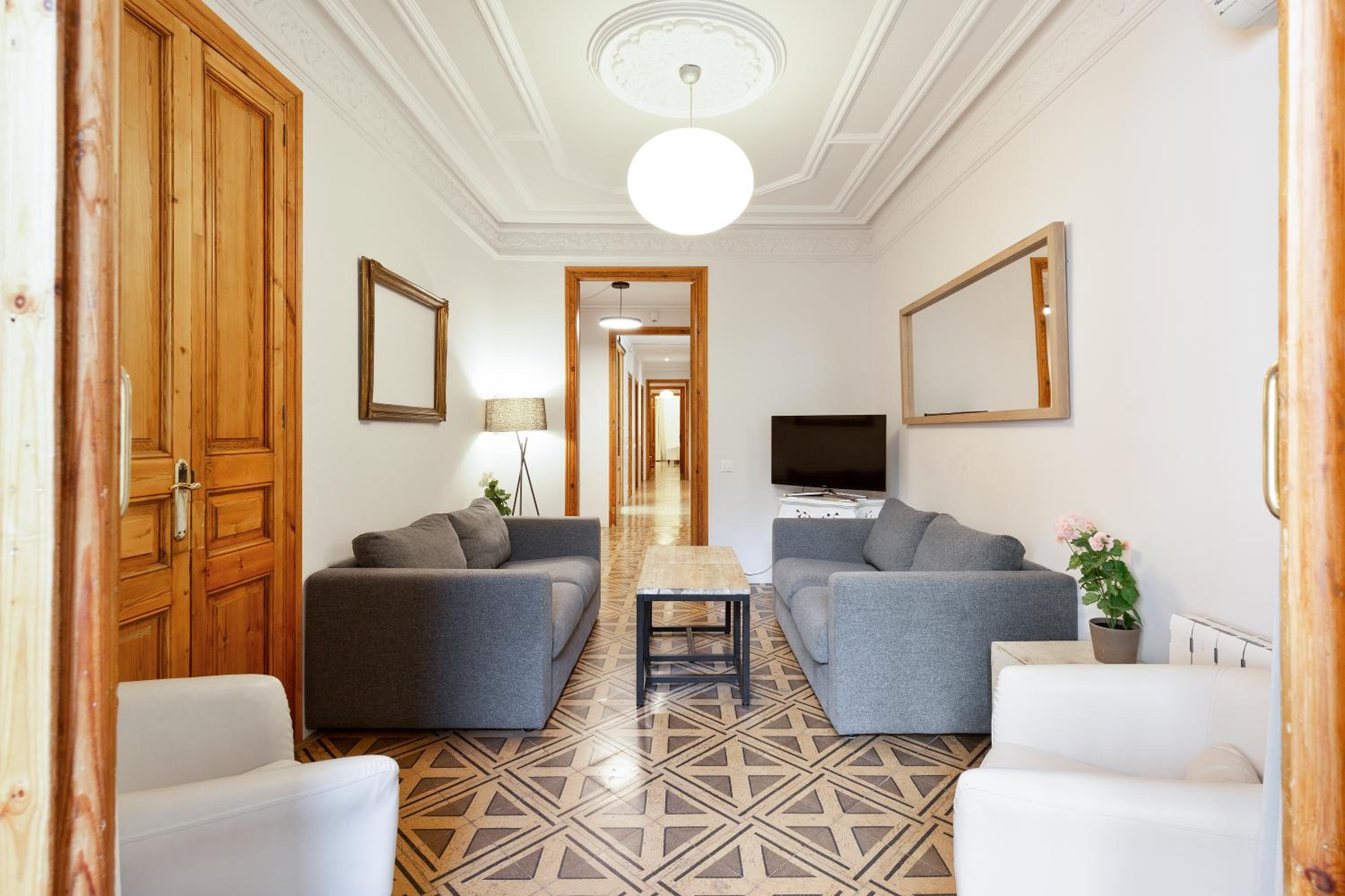 Three-Bedroom Apartment For 6 Adults And 2 Kids With Patio photo 2