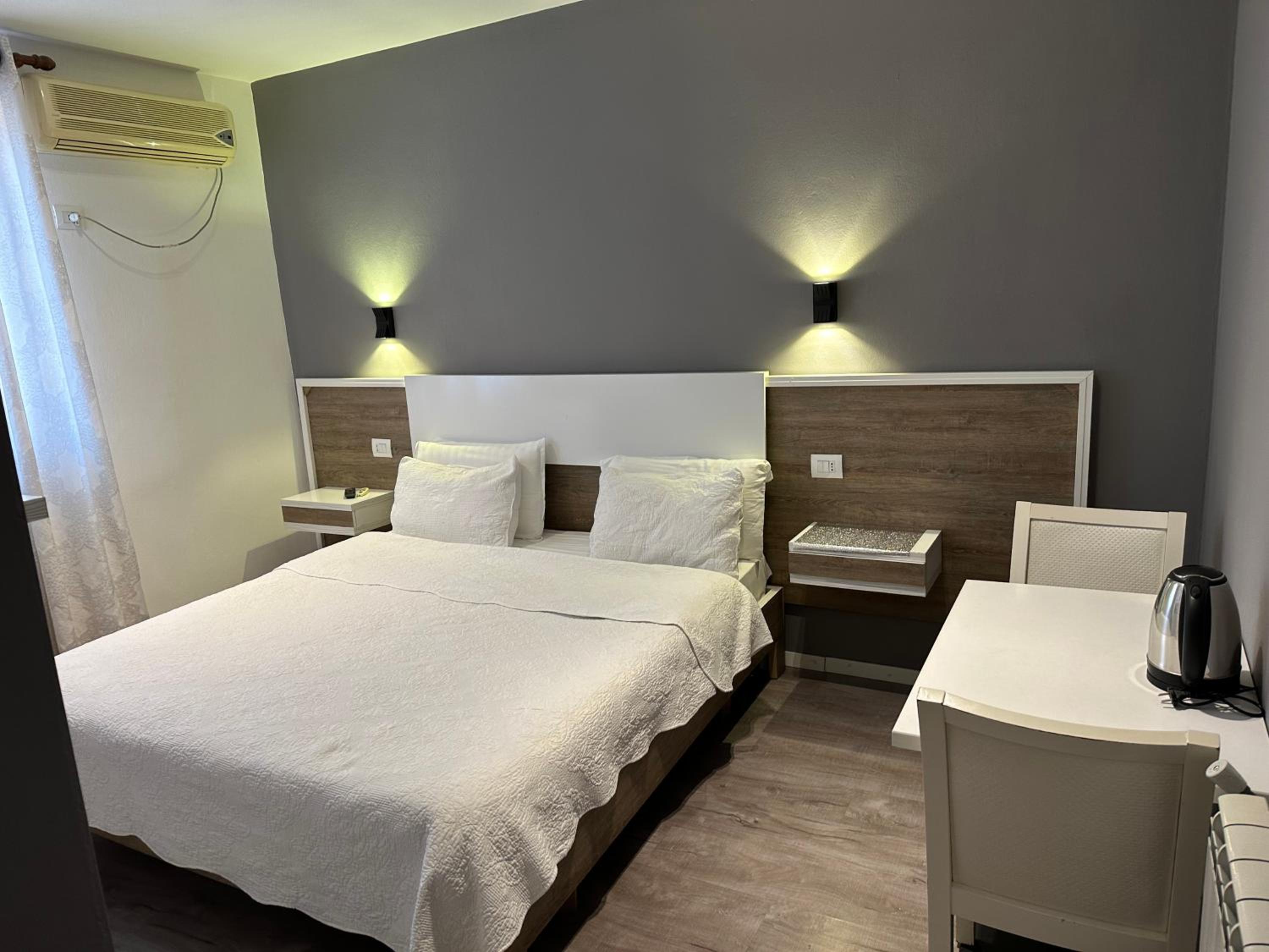 Double Room with Spa Bath photo 3