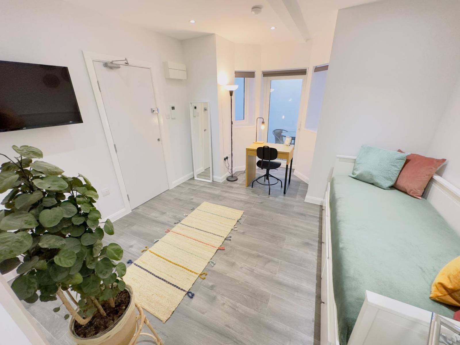 One-Bedroom Apartment with Terrace photo 3