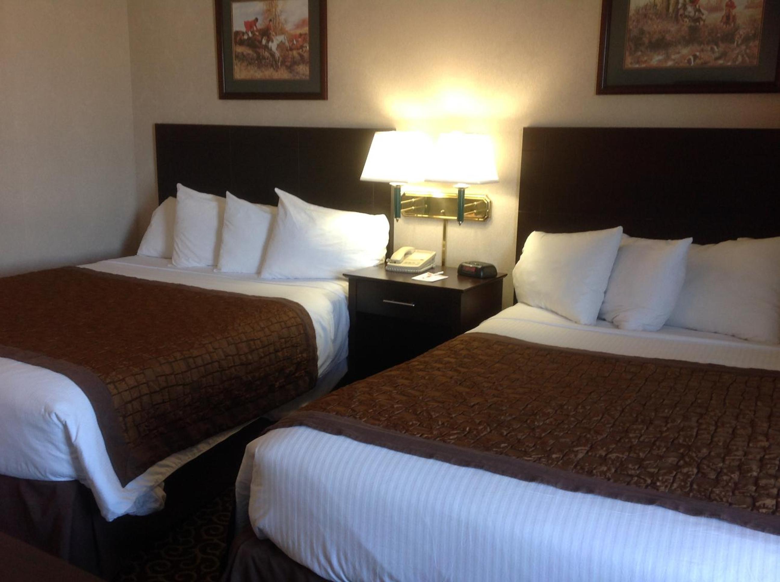 Queen Room with Two Queen Beds - Non-Smoking - Photo 3