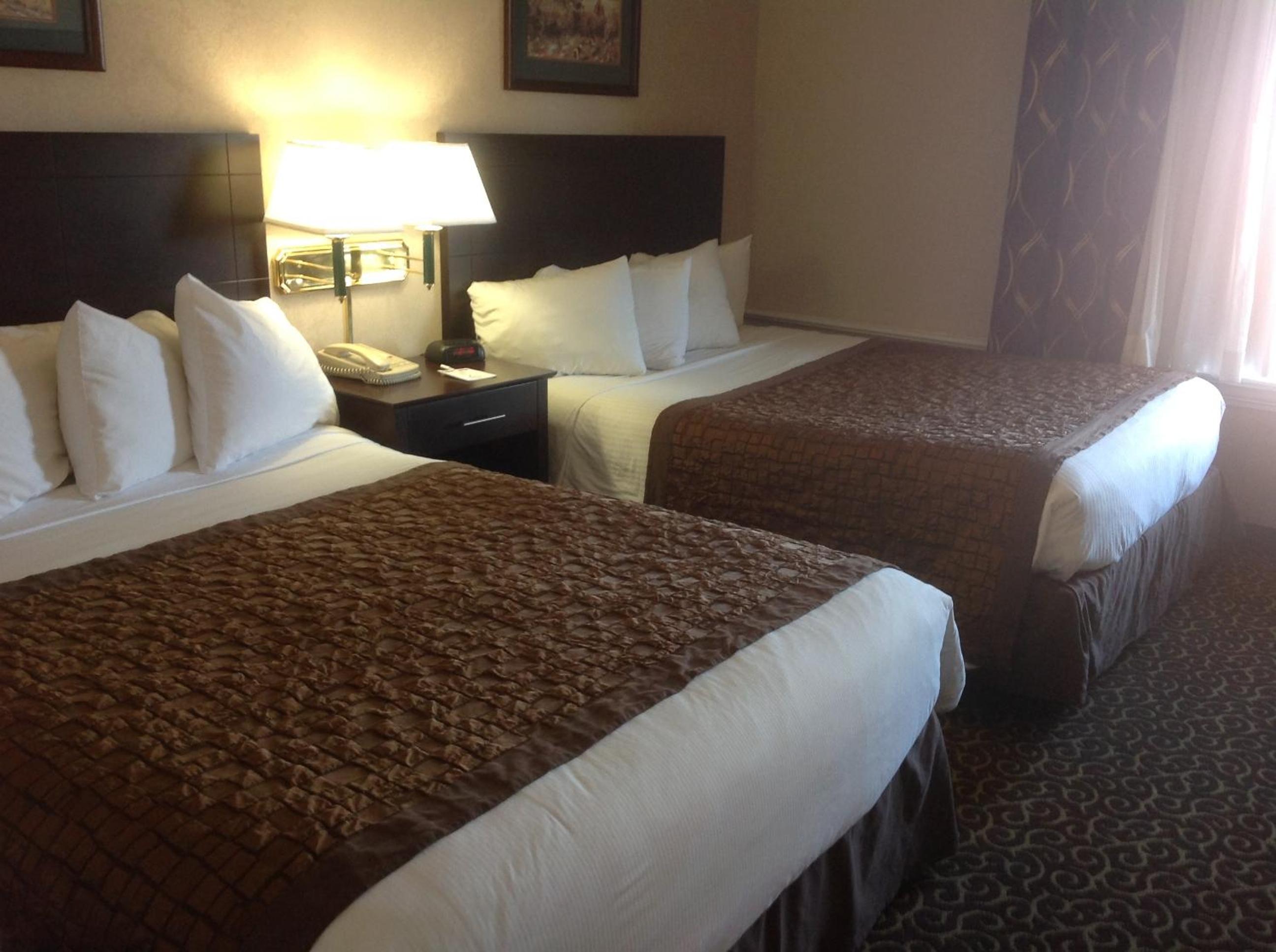 Queen Room with Two Queen Beds - Non-Smoking - Photo 4
