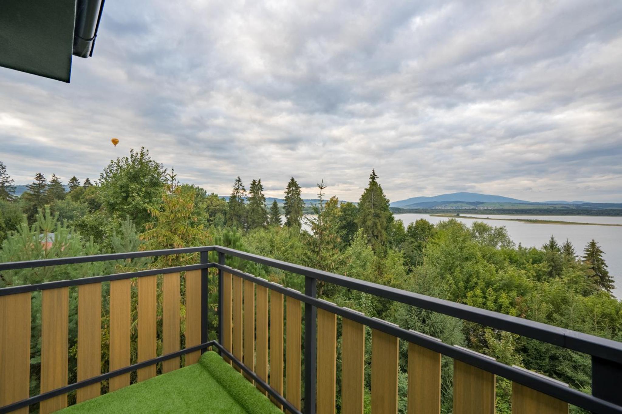 Apartment with Lake View - Photo 5