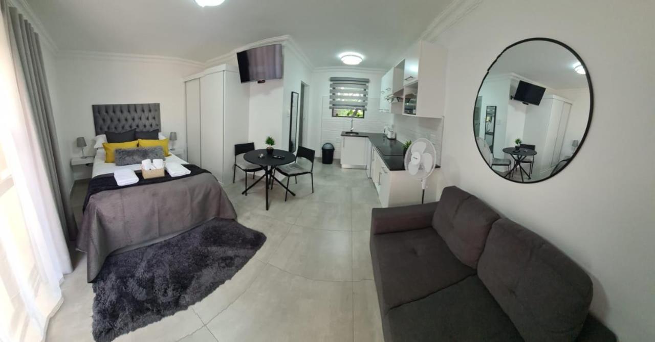 One-Bedroom Apartment photo 2