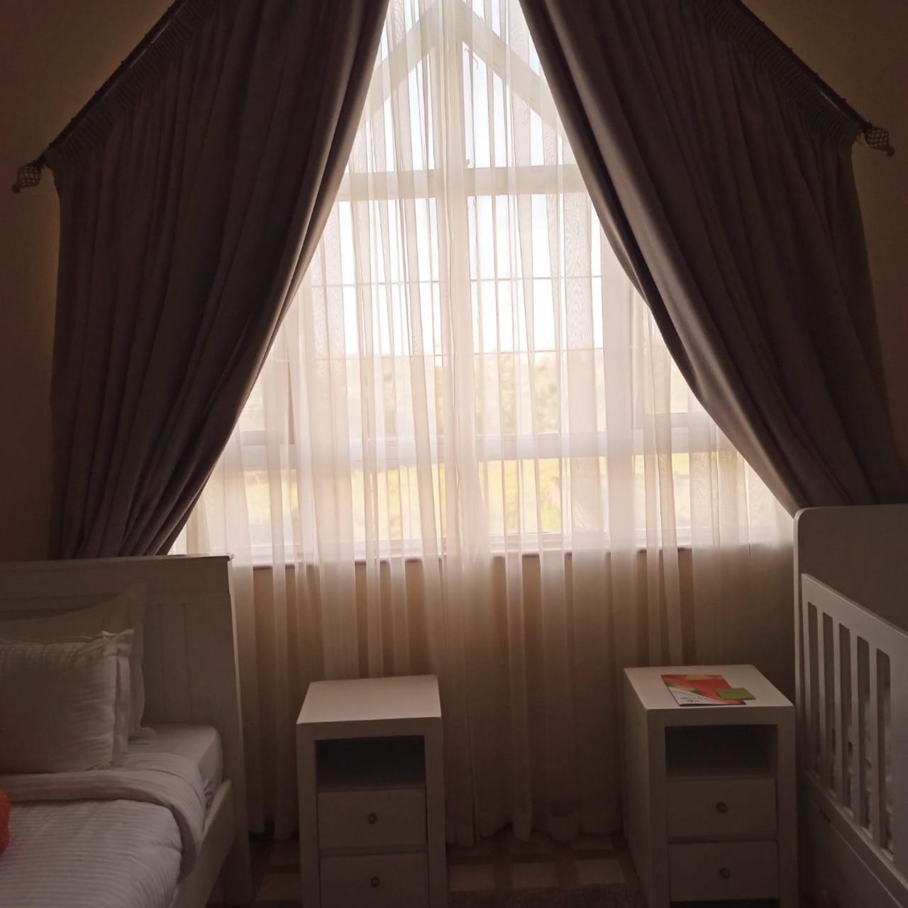 Deluxe King Room - Photo 8