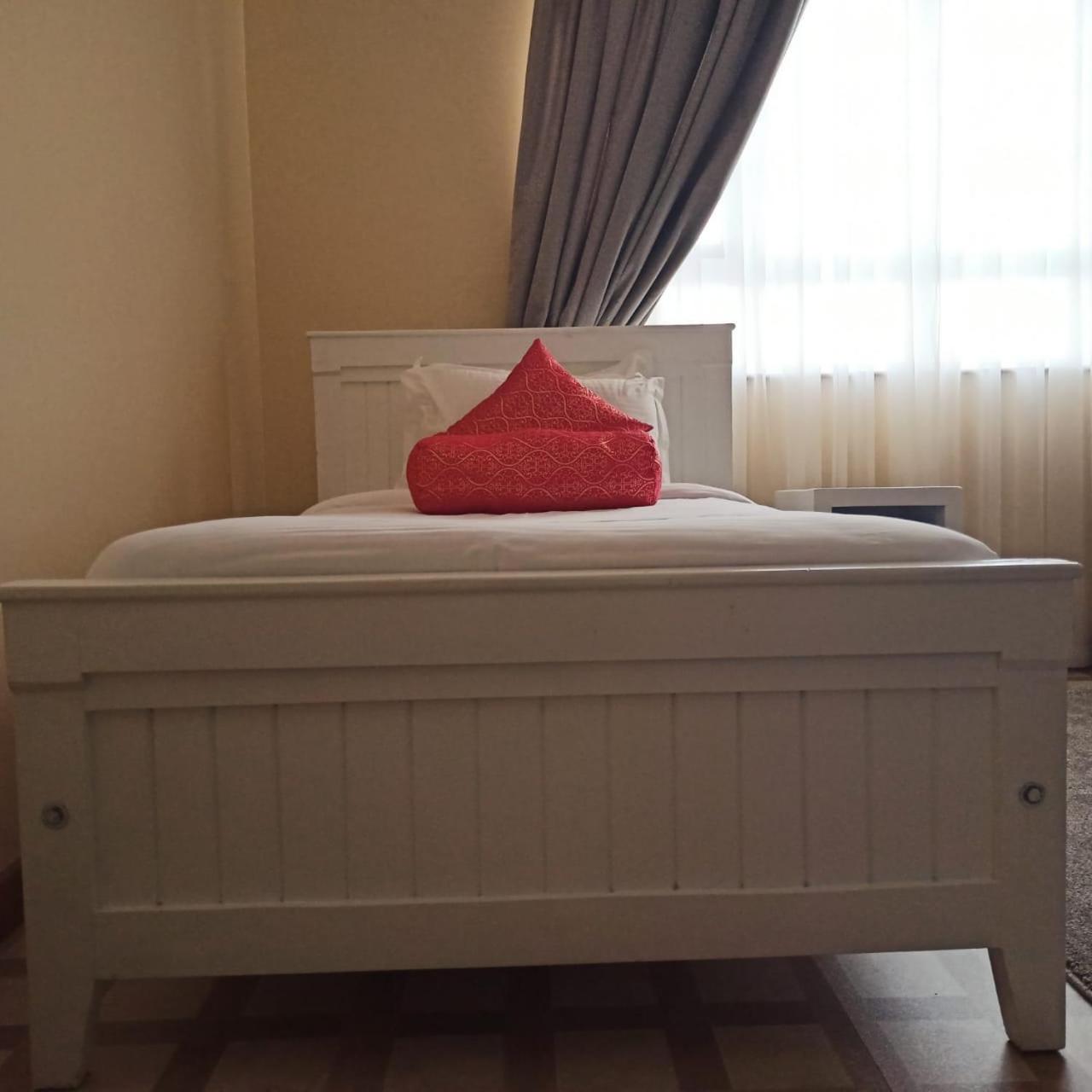 Deluxe King Room - Photo 9