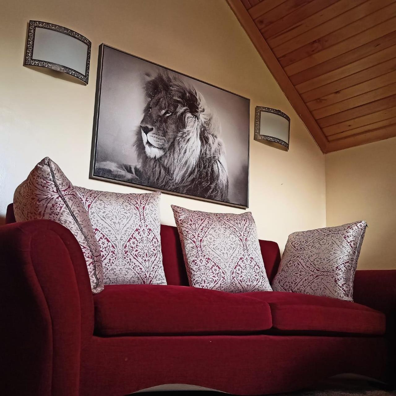 Deluxe King Room - Photo 10