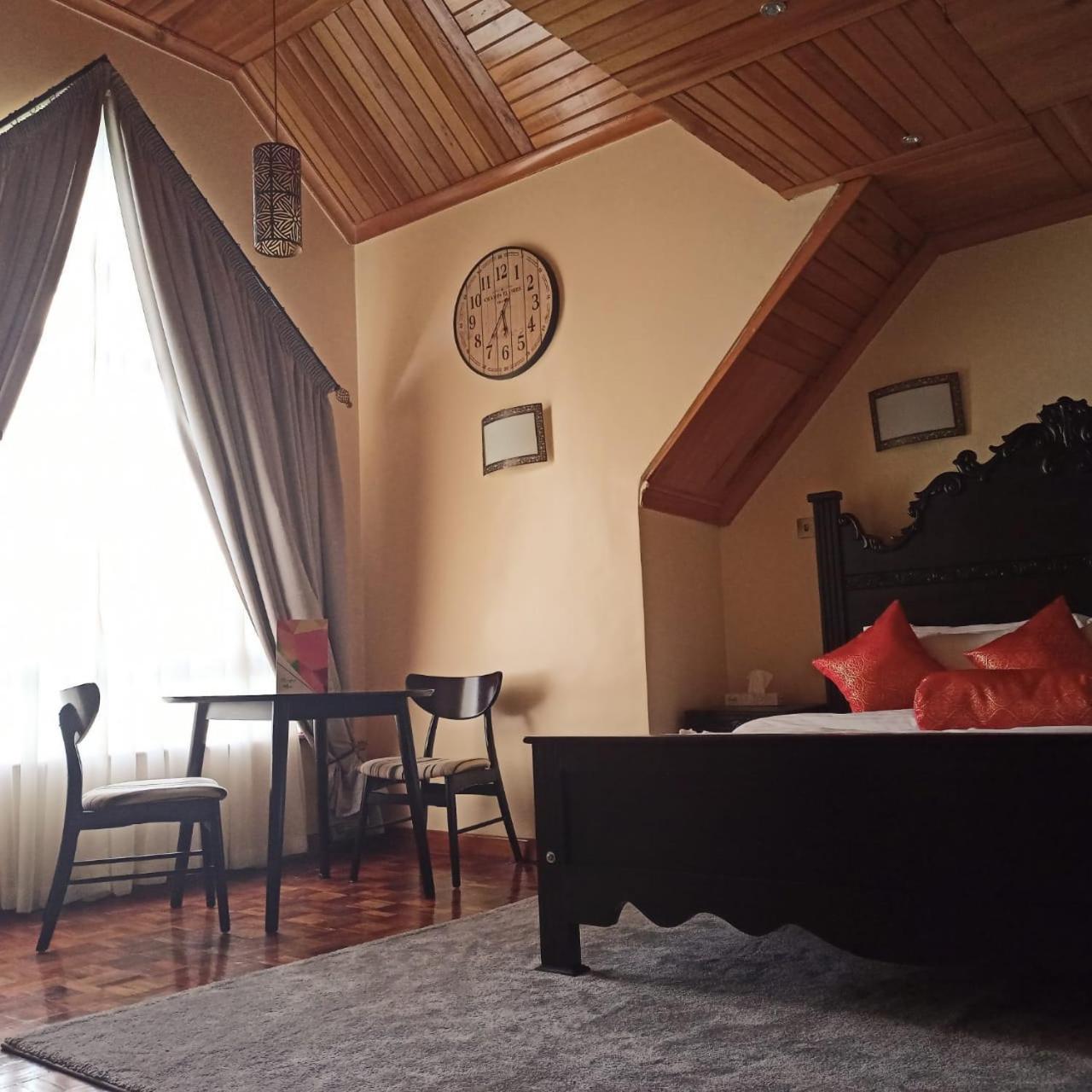 Deluxe King Room - Photo 13