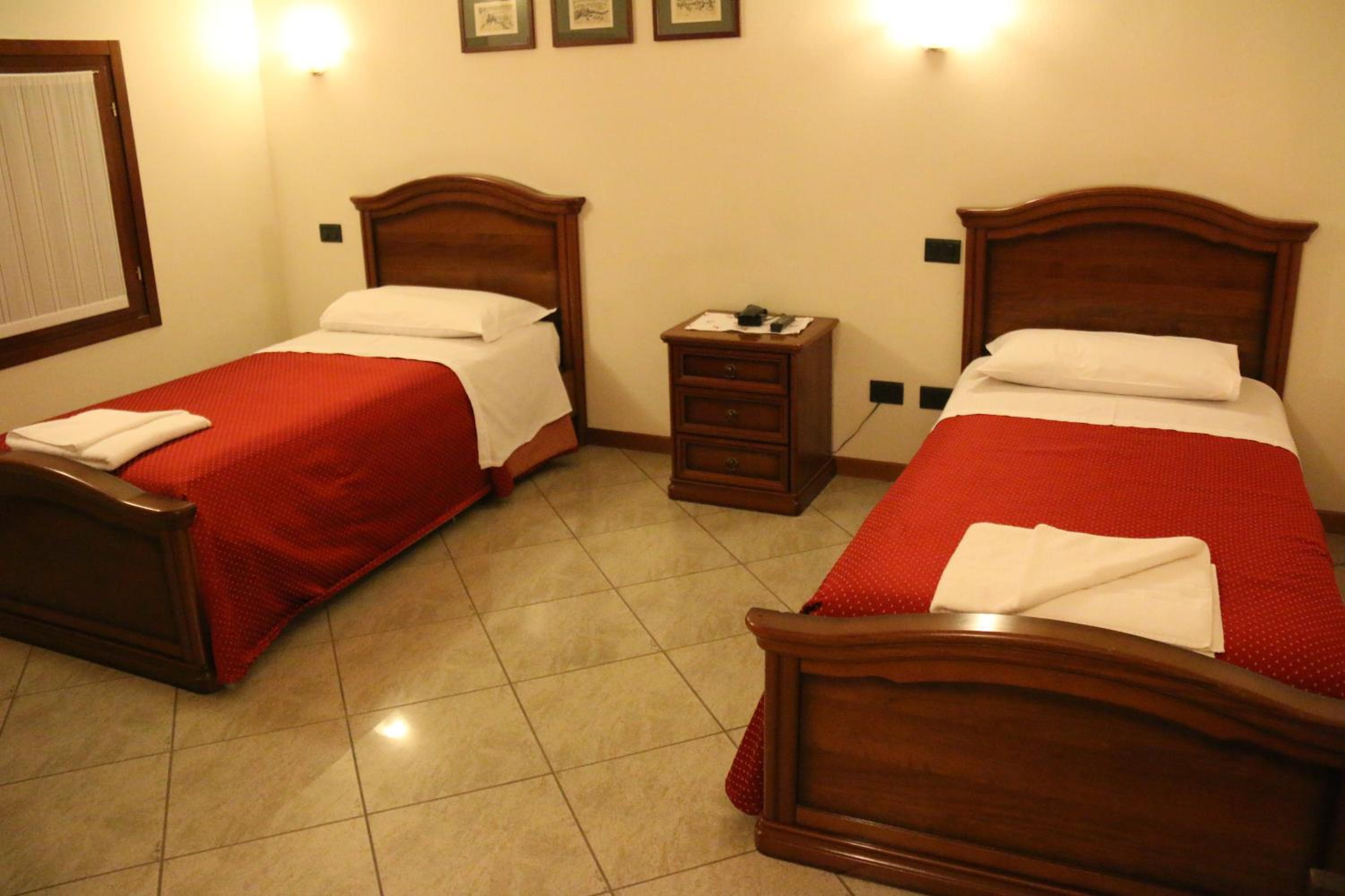 Twin Room with Private Bathroom photo 1