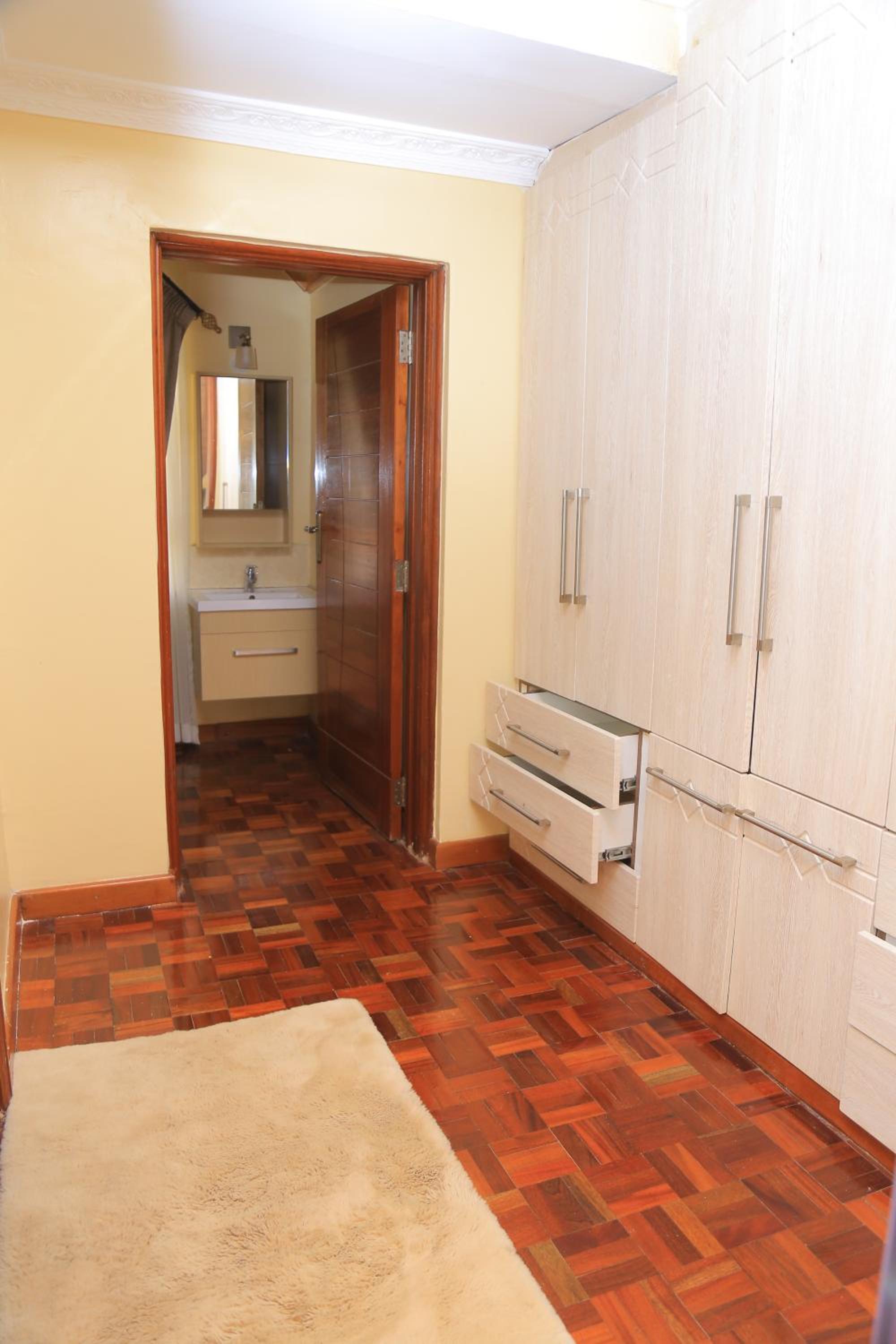 Deluxe King Room - Photo 19