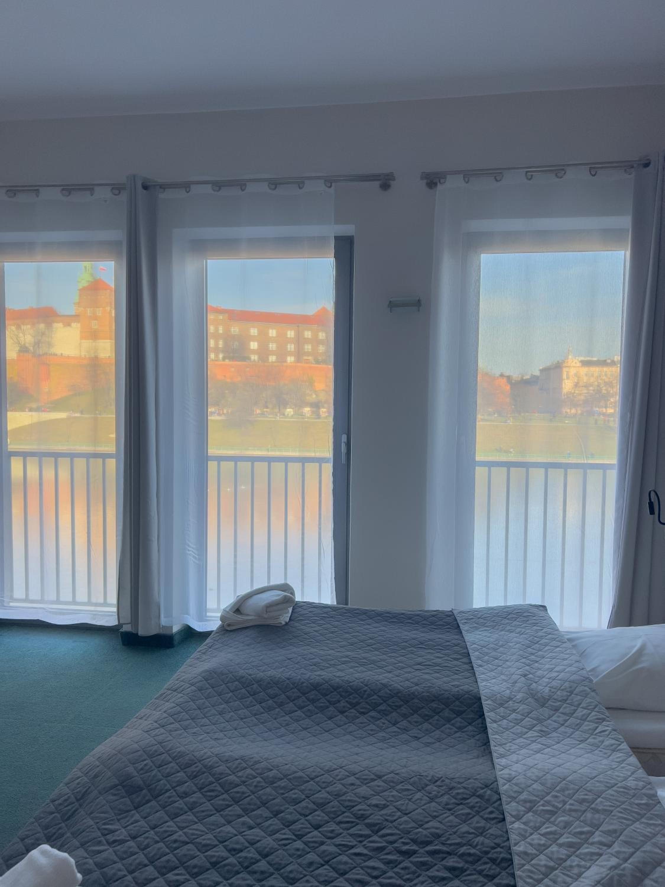Double or Twin  Room with Wawel Castle View - Photo 12