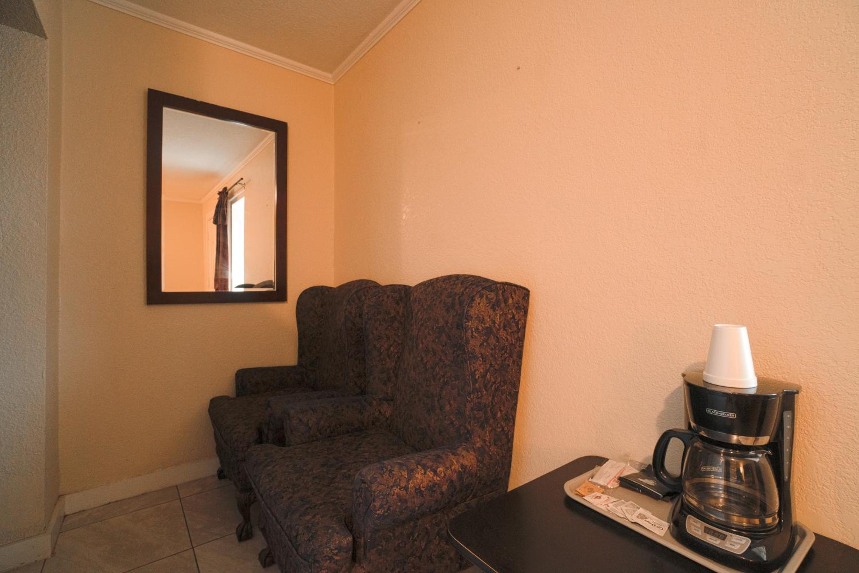Queen Room with Two Queen Beds photo 2