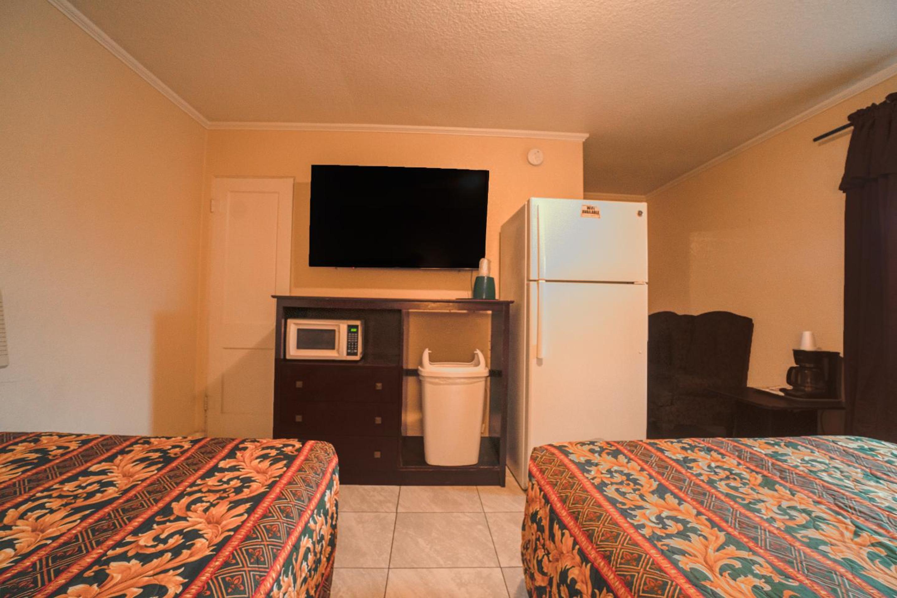 Queen Room with Two Queen Beds photo 3