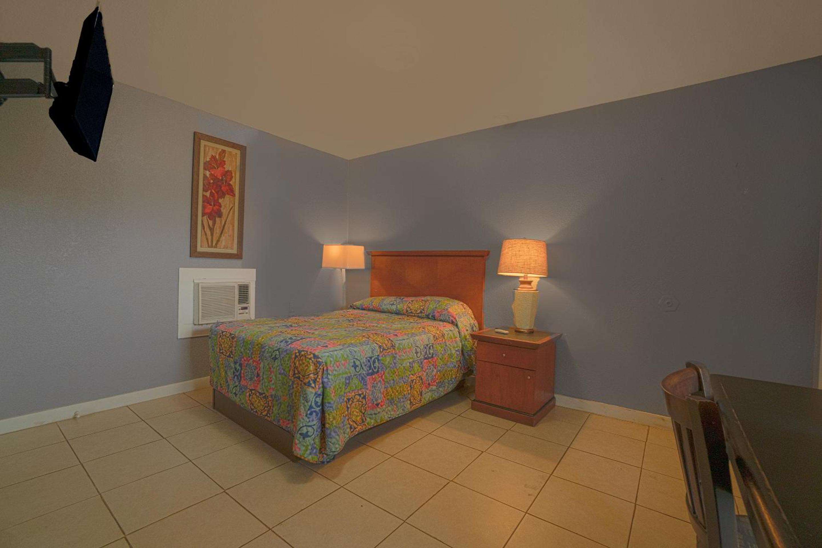 3 Queen Beds Smoking photo 2