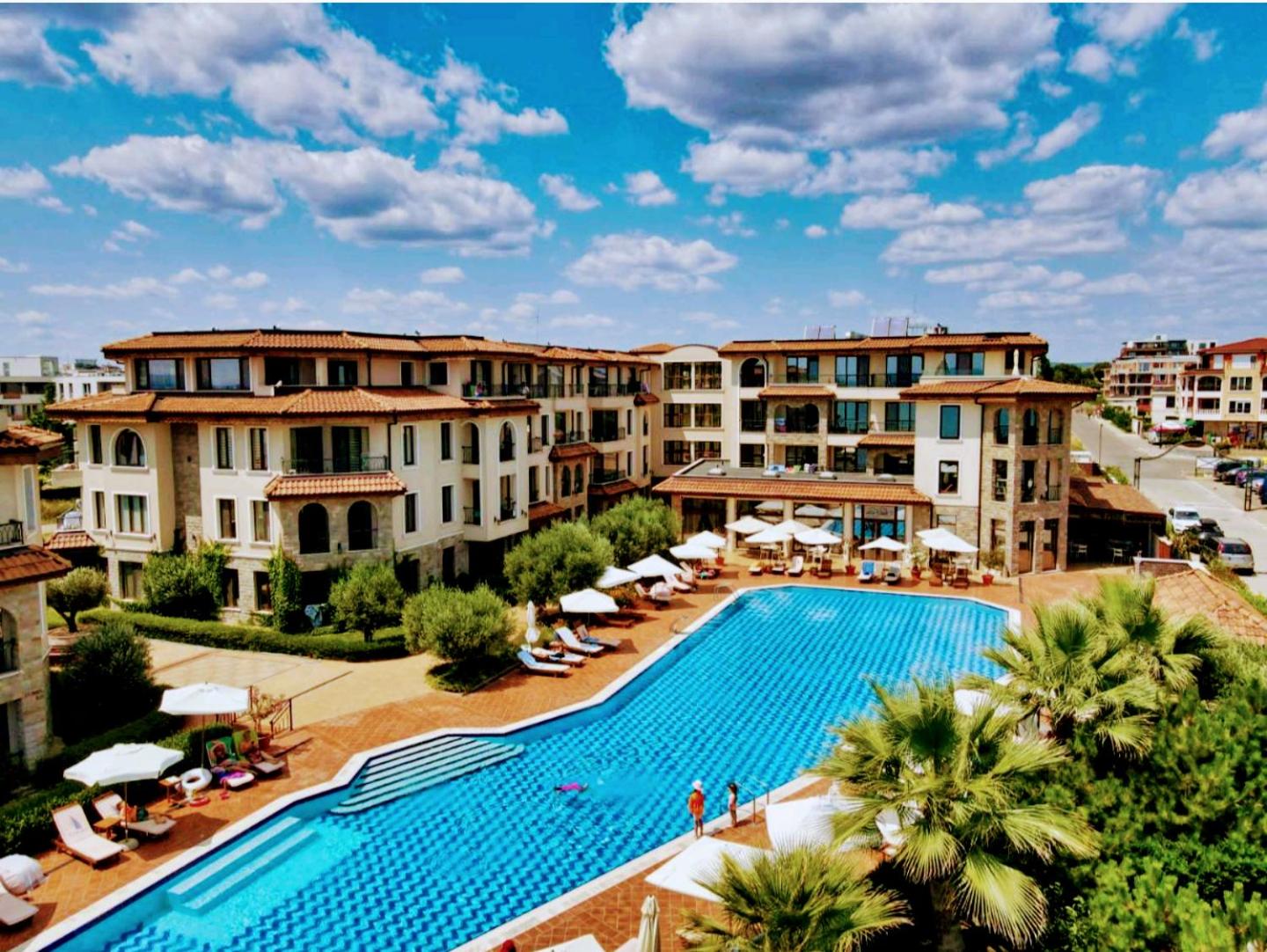 Apartment with Pool View