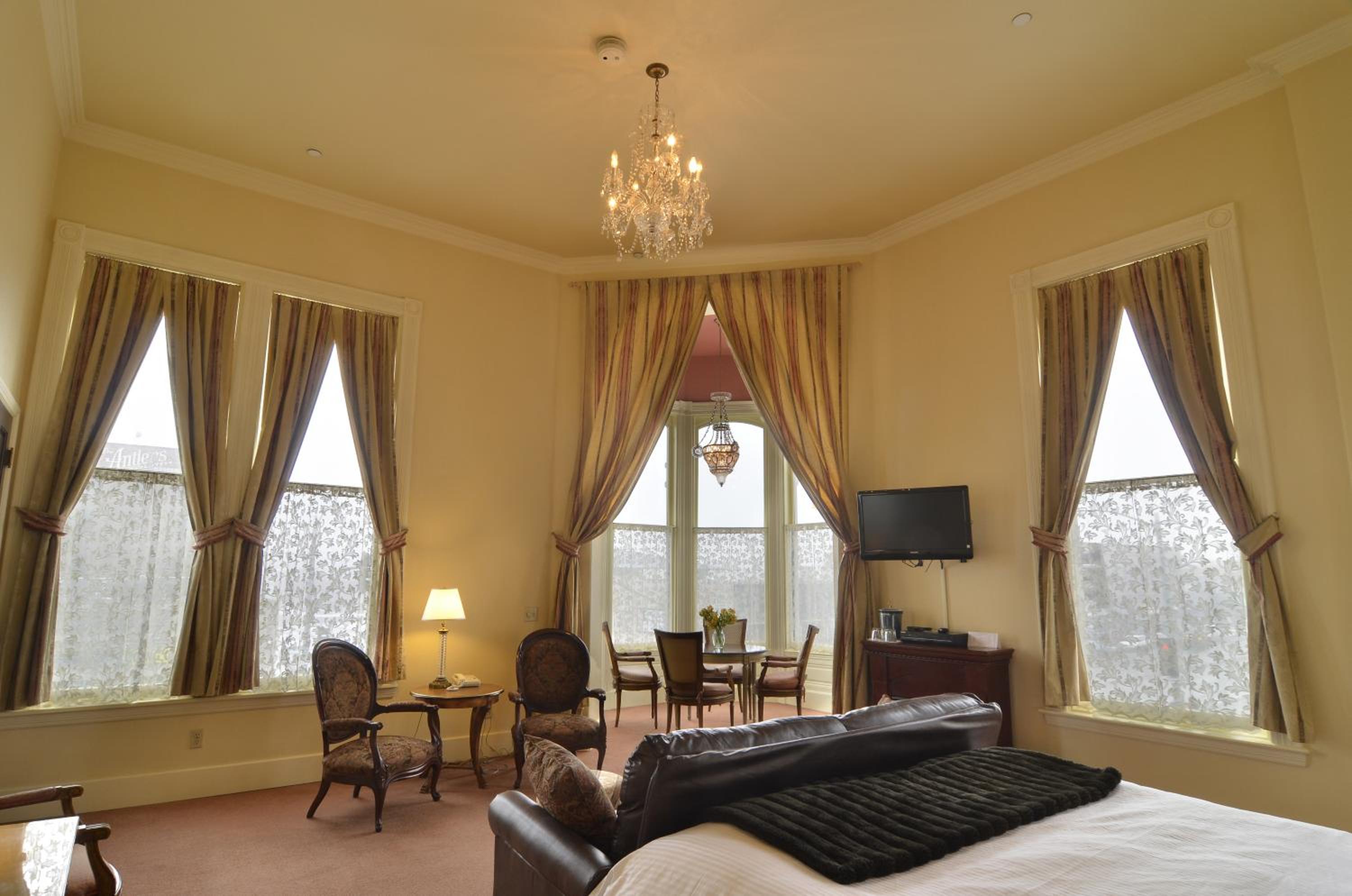 King Suite with Spa Bath - Photo 5