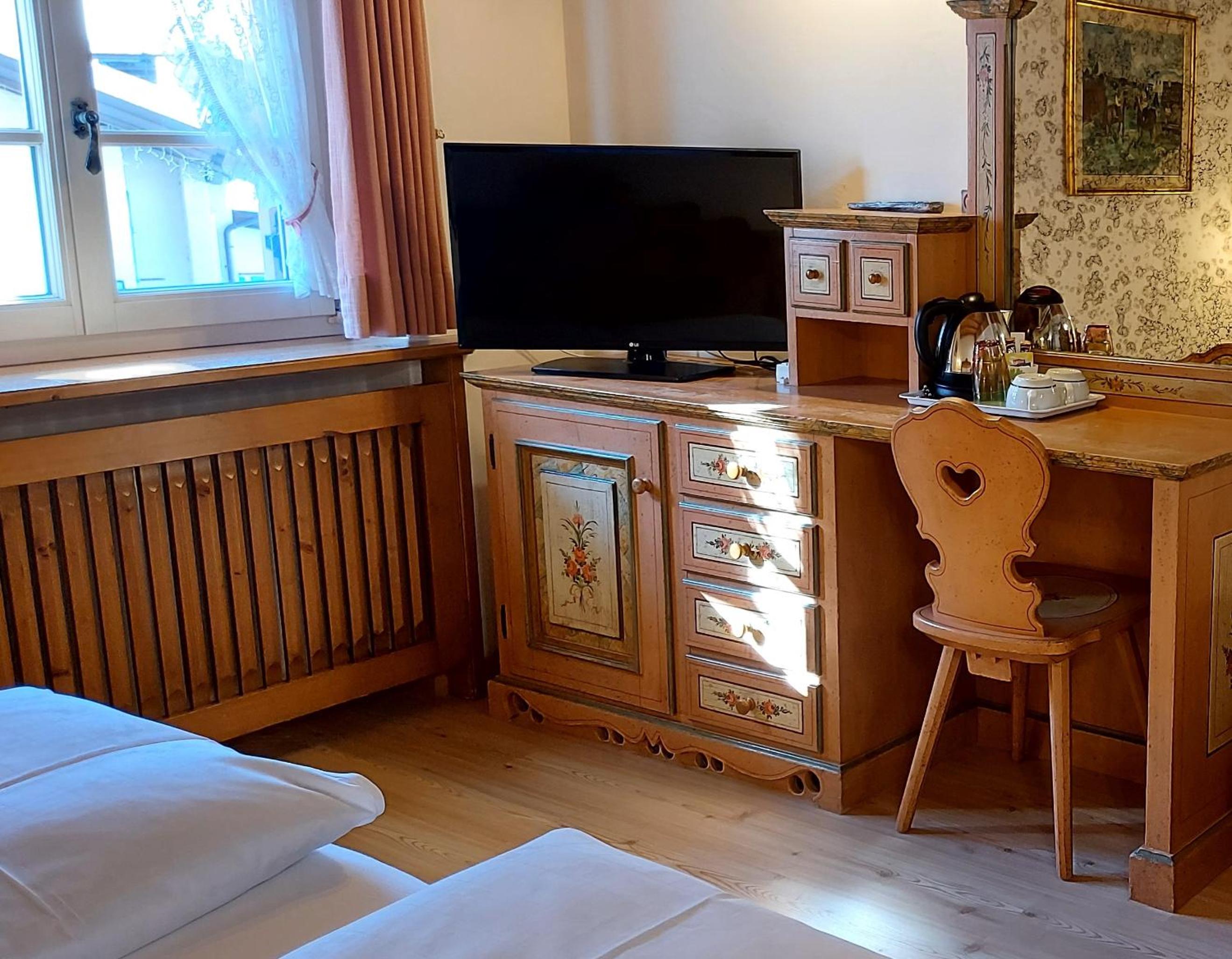 Double or Twin Room with View - Photo 4
