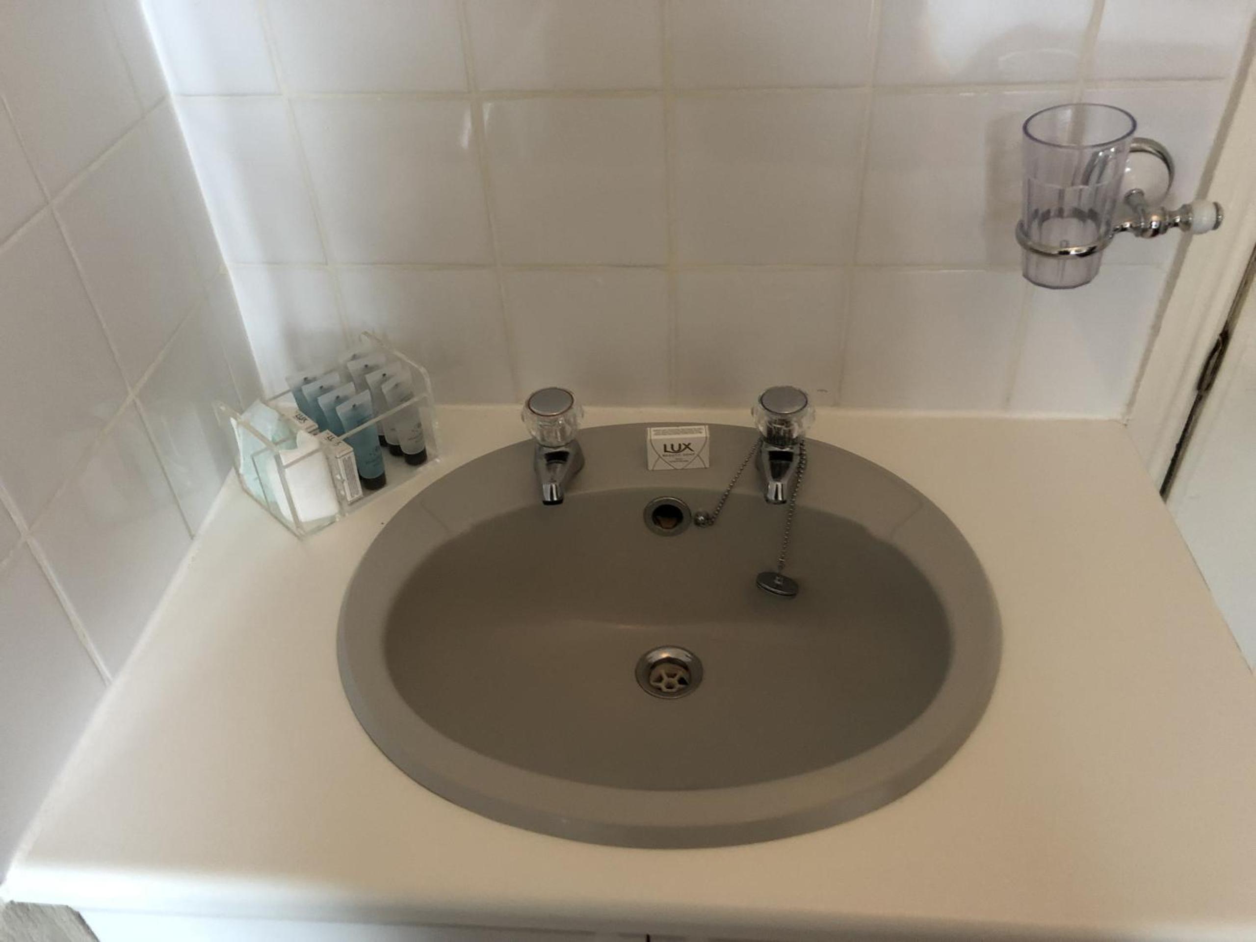 Standard Single Room With Shared Bathroom photo 2