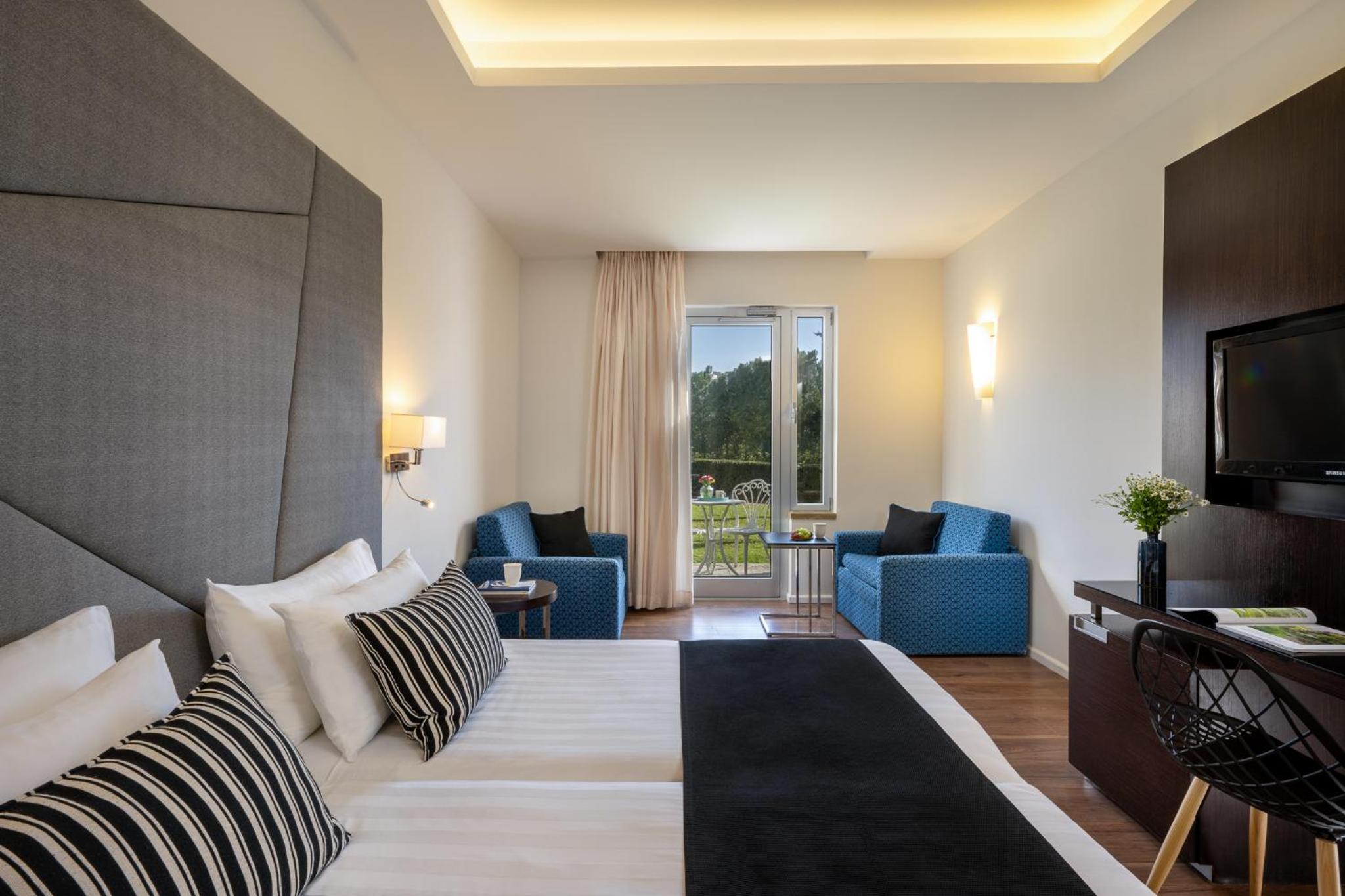 Double or Twin Room with Patio - Photo 3