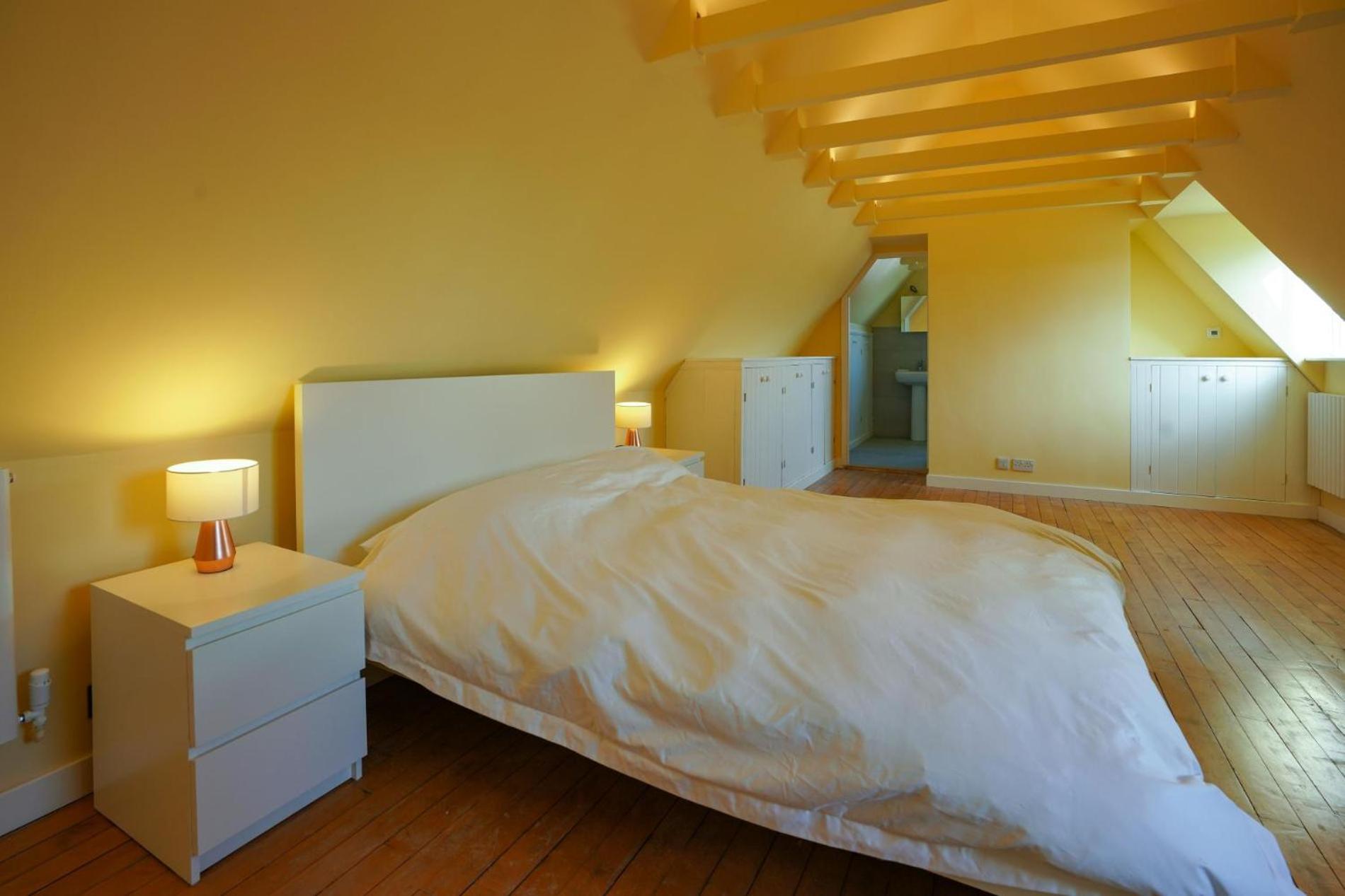 Five-Bedroom House photo 1