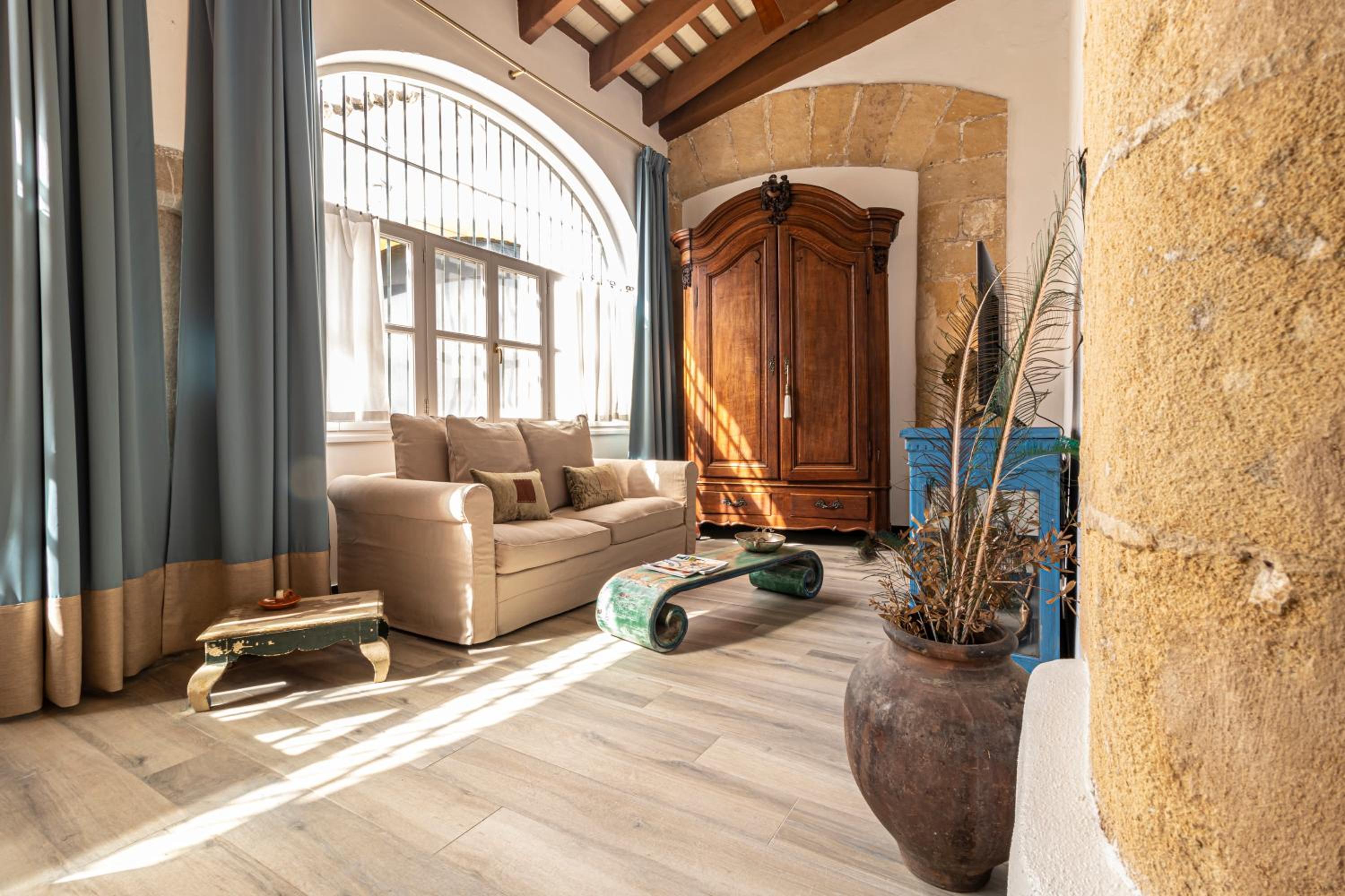 Apartment with Terrace - Photo 9