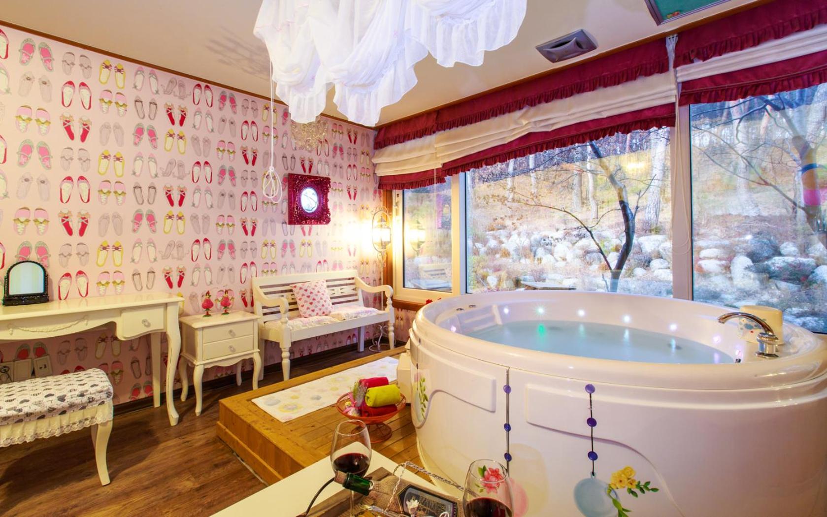 Double Room with Spa Bath photo 2
