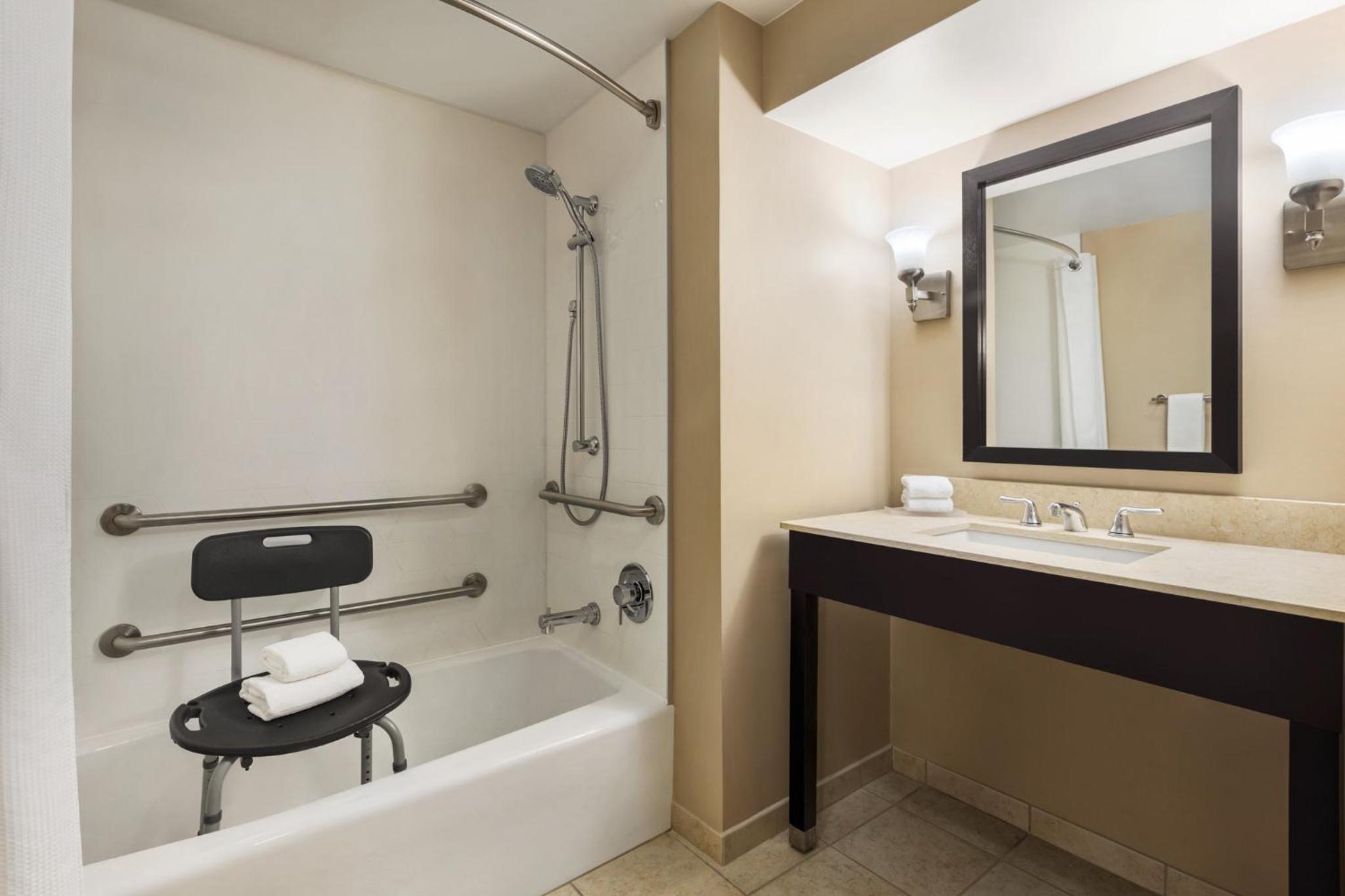 Standard King Room with Mobility Accessible Tub - Photo 3