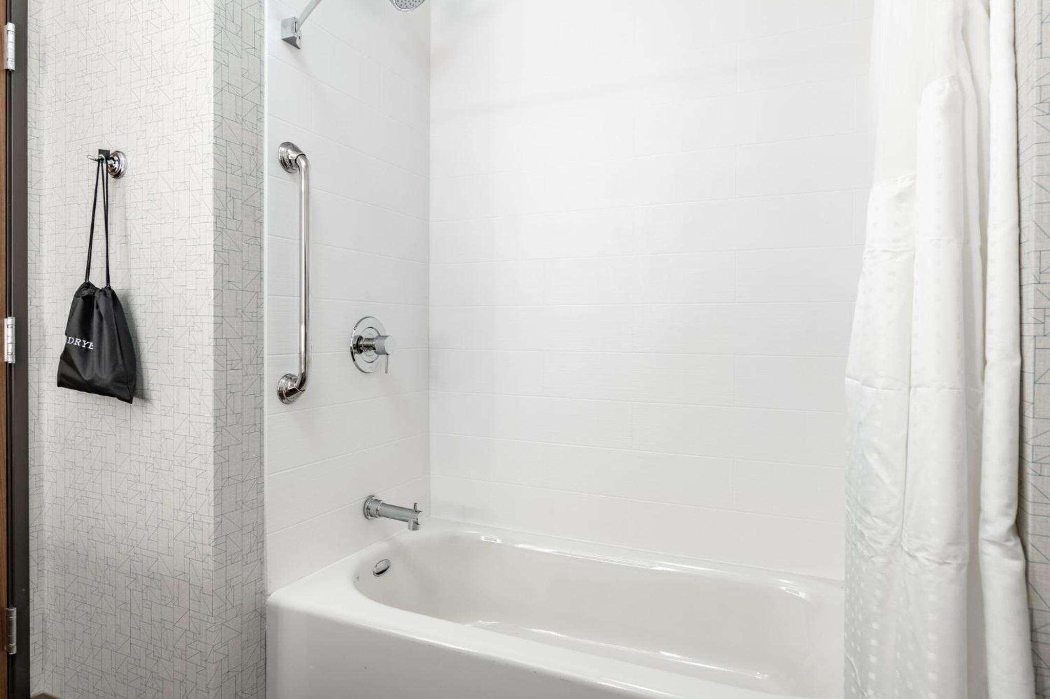 Suite with Mobility Accessible Tub - Non-Smoking - Photo 2