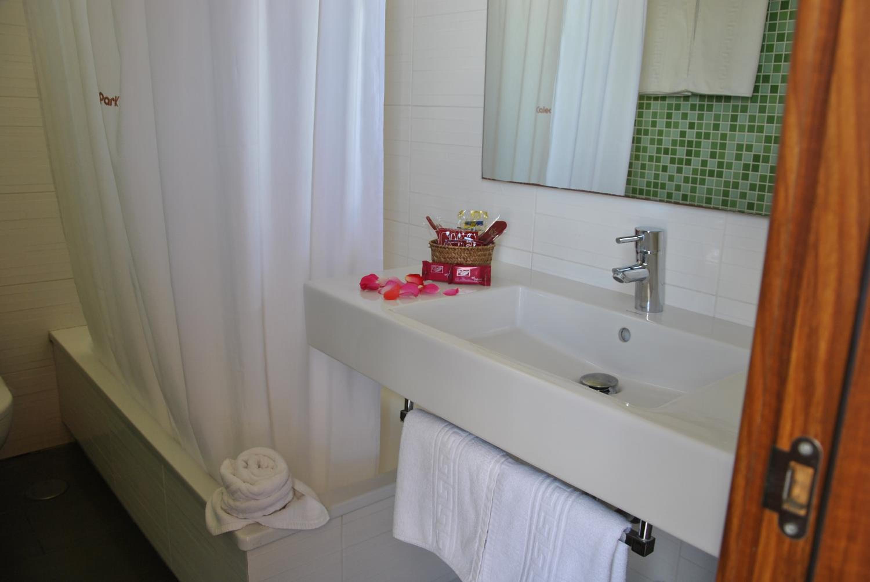 Studio with Balcony (2 Adults) - Photo 19