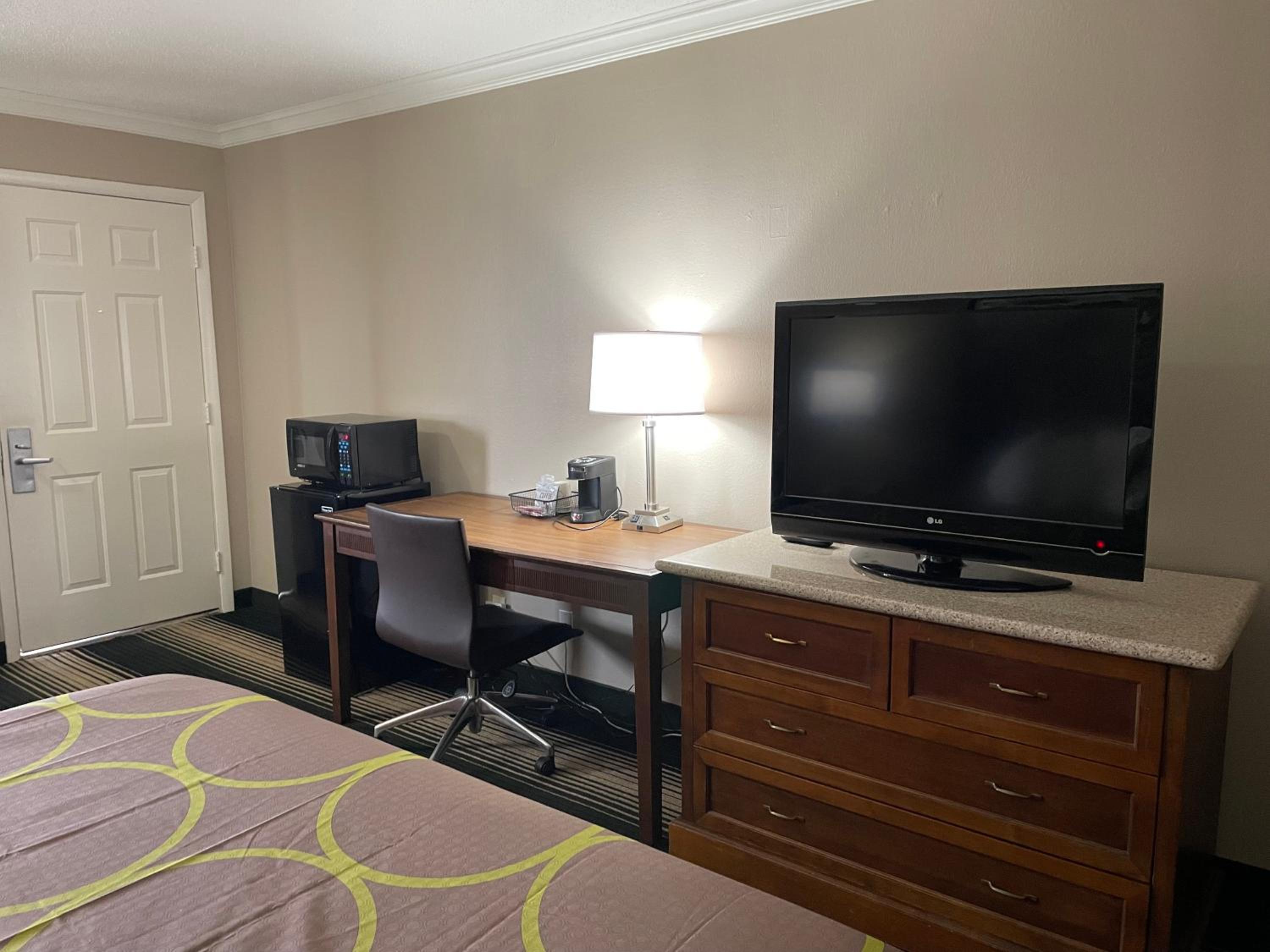 King Room - Non-Smoking - Photo 3