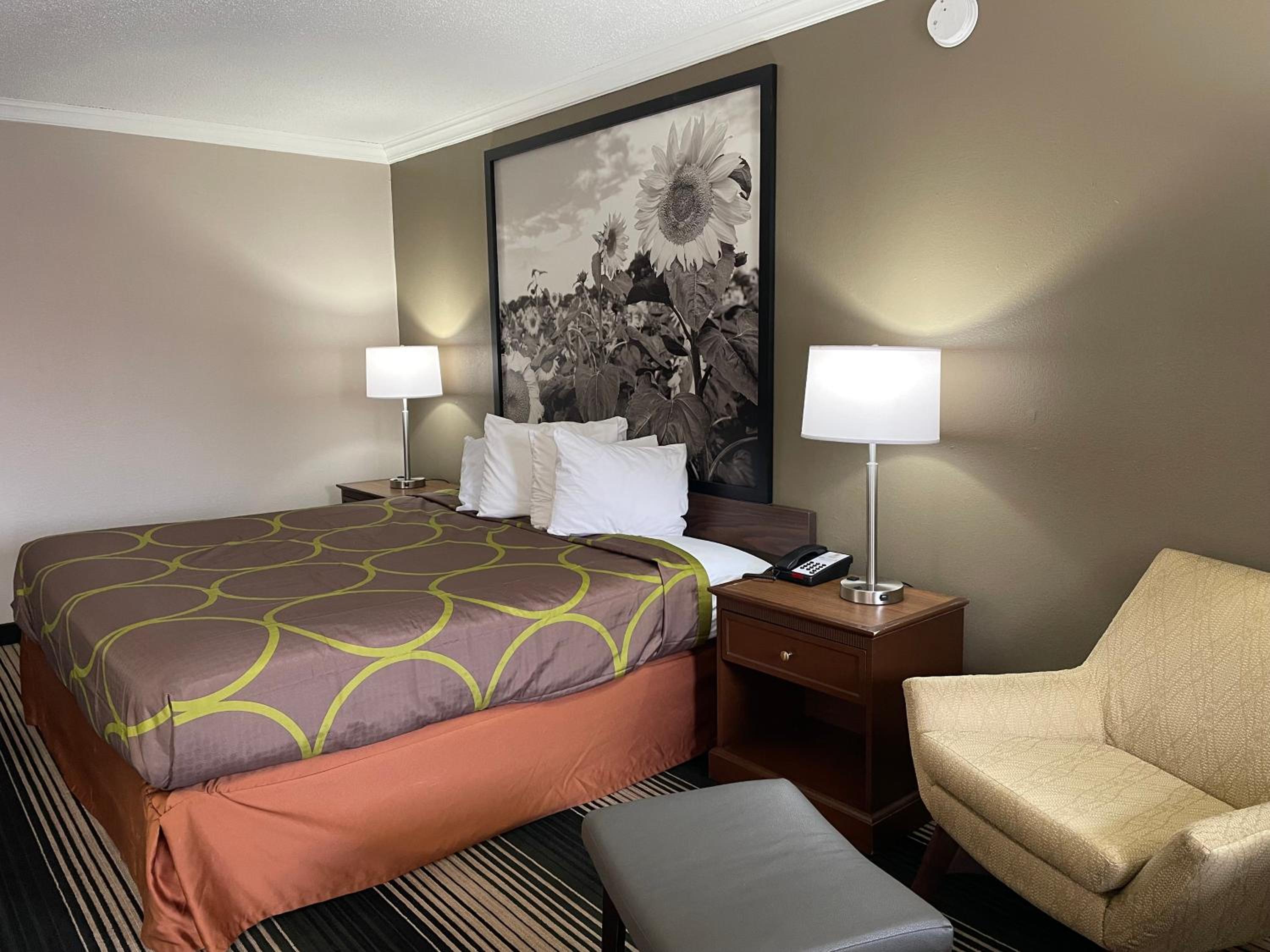 King Room - Non-Smoking - Photo 5