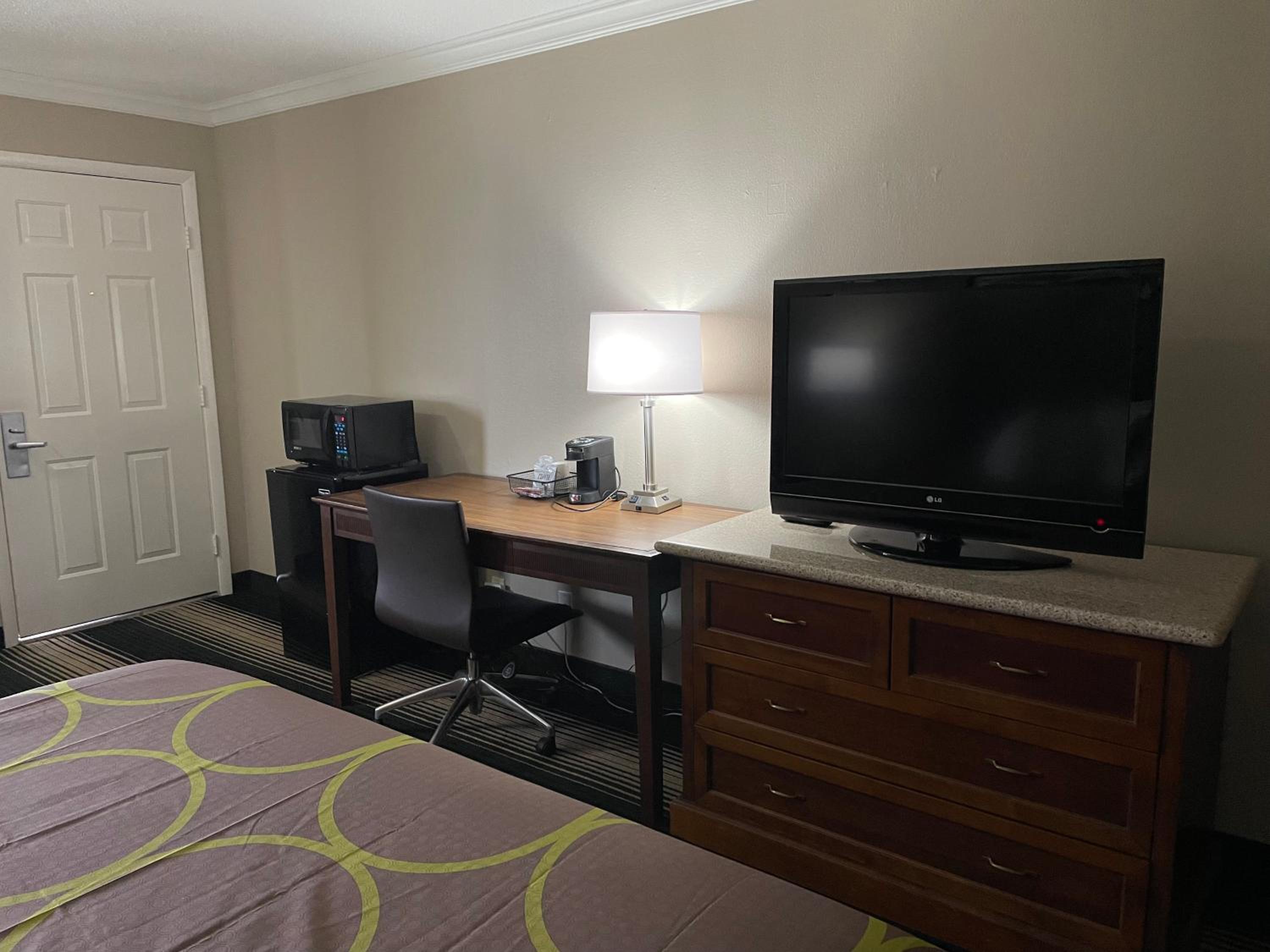 King Room - Non-Smoking - Photo 9