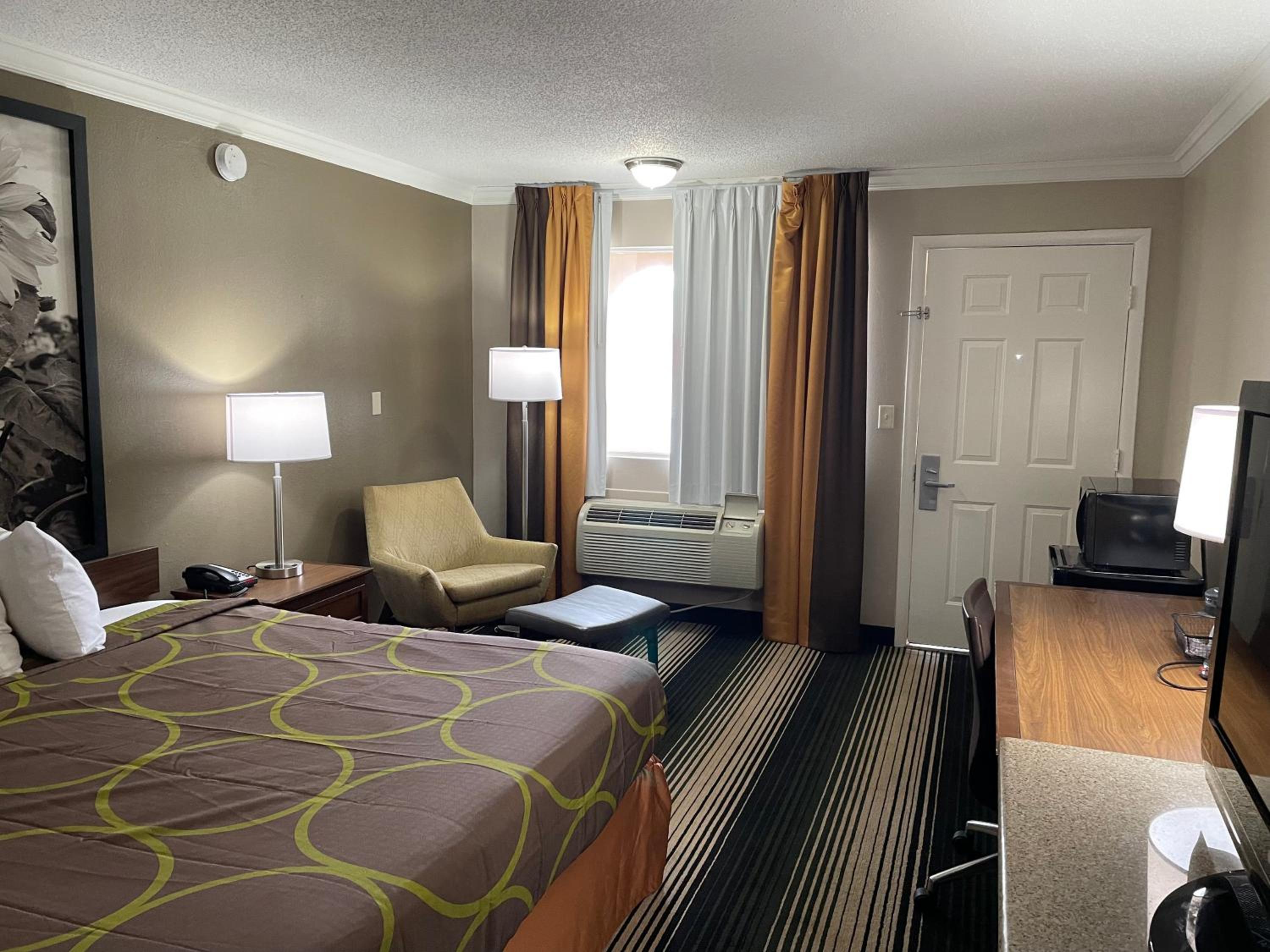 King Room - Non-Smoking - Photo 1