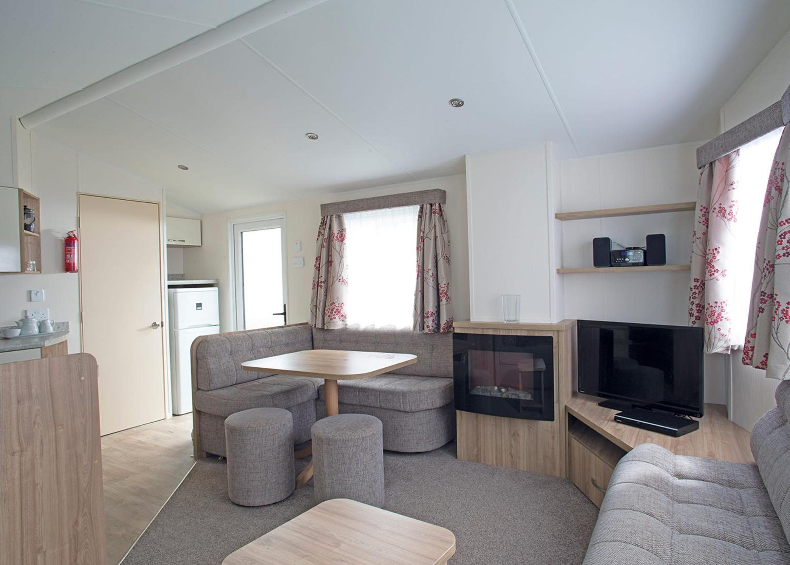 Mobile Home 10 photo 2