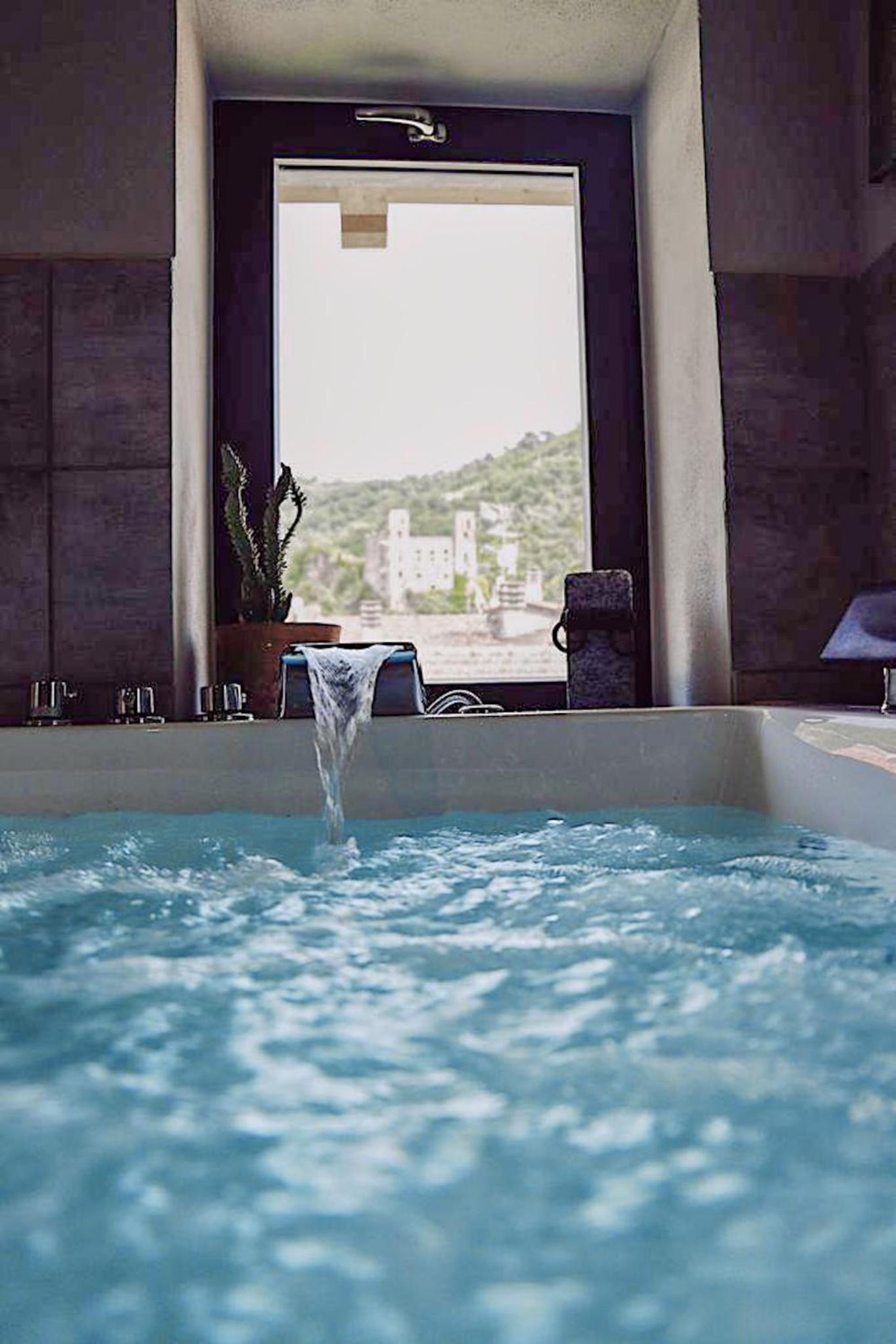 Suite with Spa Bath - Photo 2