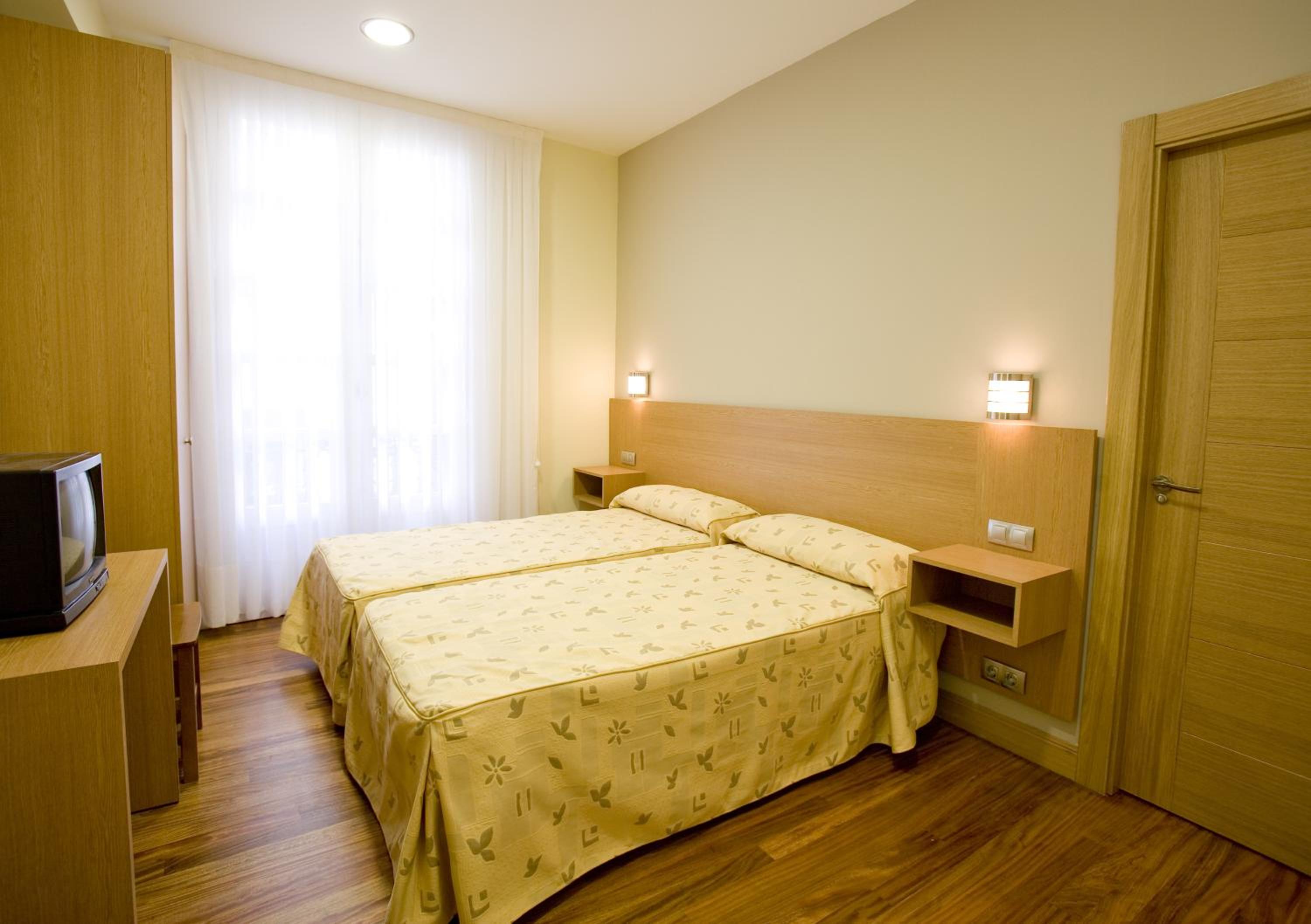 Double or Twin Room with Private Bathroom - Photo 3